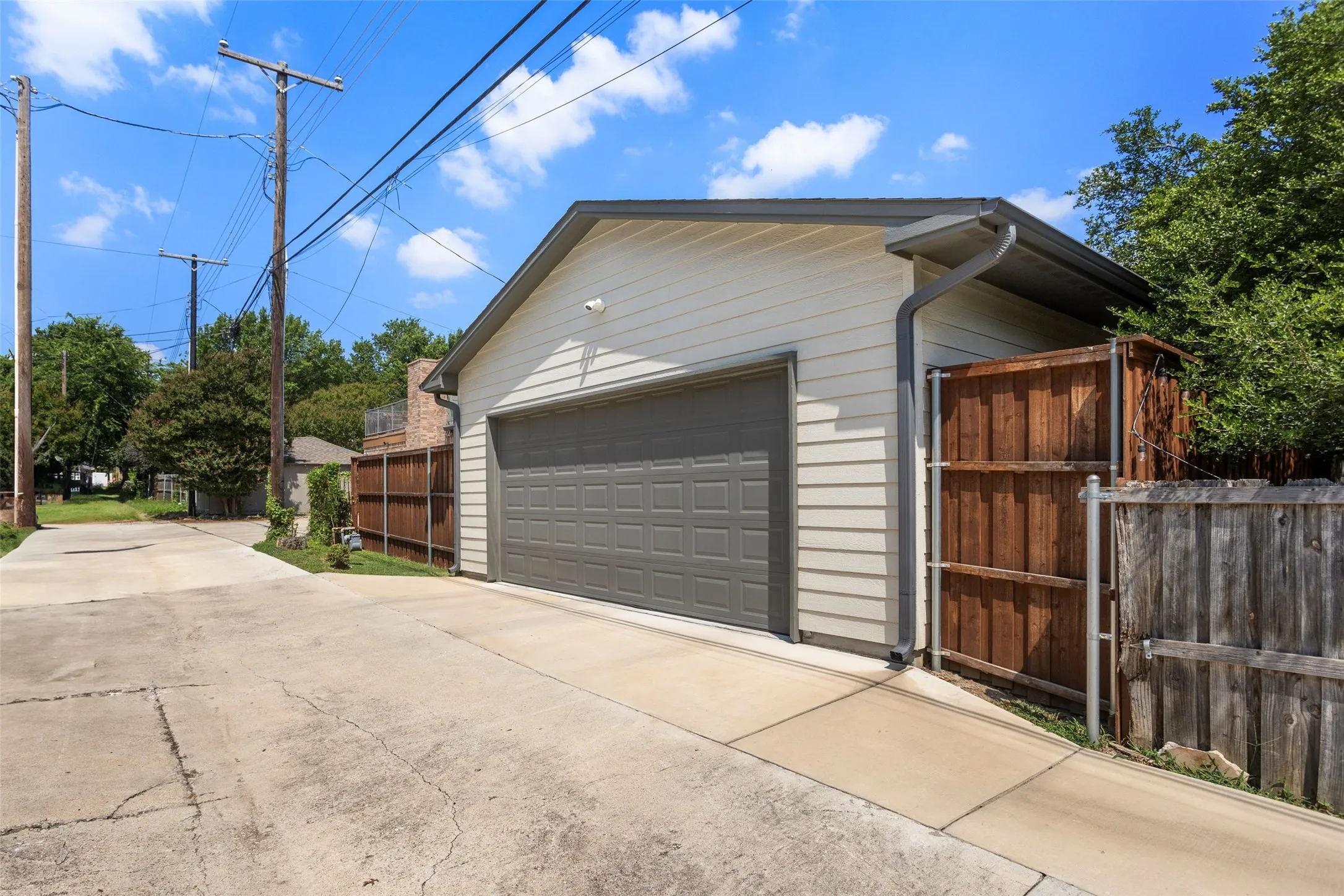 Single Family Residence For Sale in Tarrant County , 4609 El Campo Avenue, Fort Worth, Texas 76107, 3 Bedroom, 2 Bathroom, 2 Garage spaces, 1,628 Sqft, built in 1930, mls#21388382, Real Estate Agent in Fort Worth, Homes For Sale in Tarrant county, Homes For Sale in Fort Worth, Realtor in Fort Worth Texas, Real Estate Brokerage Independent Realty Texas, Luminita Cordes Realtor