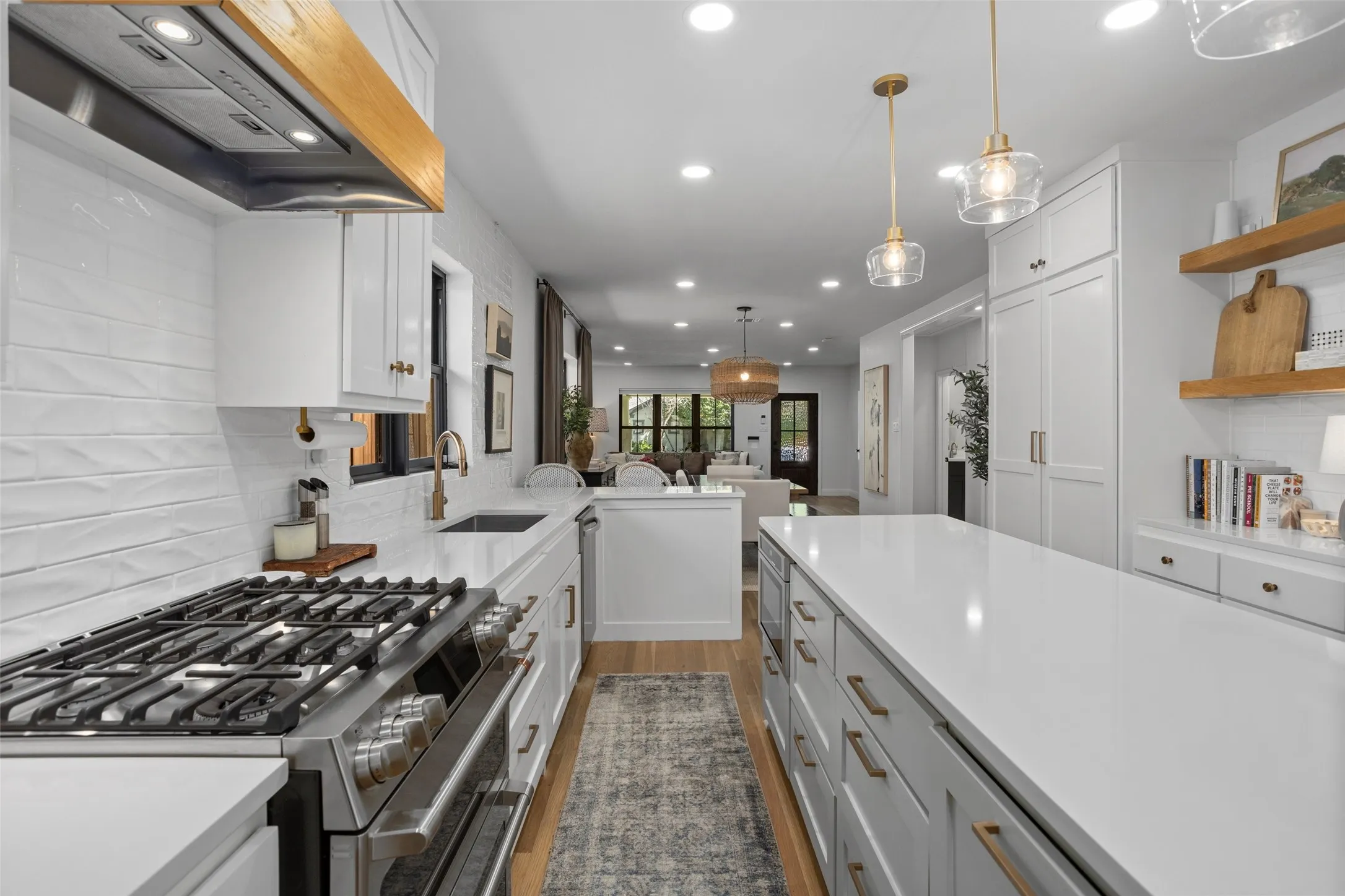 Single Family Residence For Sale in Tarrant County , 4609 El Campo Avenue, Fort Worth, Texas 76107, 3 Bedroom, 2 Bathroom, 2 Garage spaces, 1,628 Sqft, built in 1930, mls#21388382, Real Estate Agent in Fort Worth, Homes For Sale in Tarrant county, Homes For Sale in Fort Worth, Realtor in Fort Worth Texas, Real Estate Brokerage Independent Realty Texas, Luminita Cordes Realtor