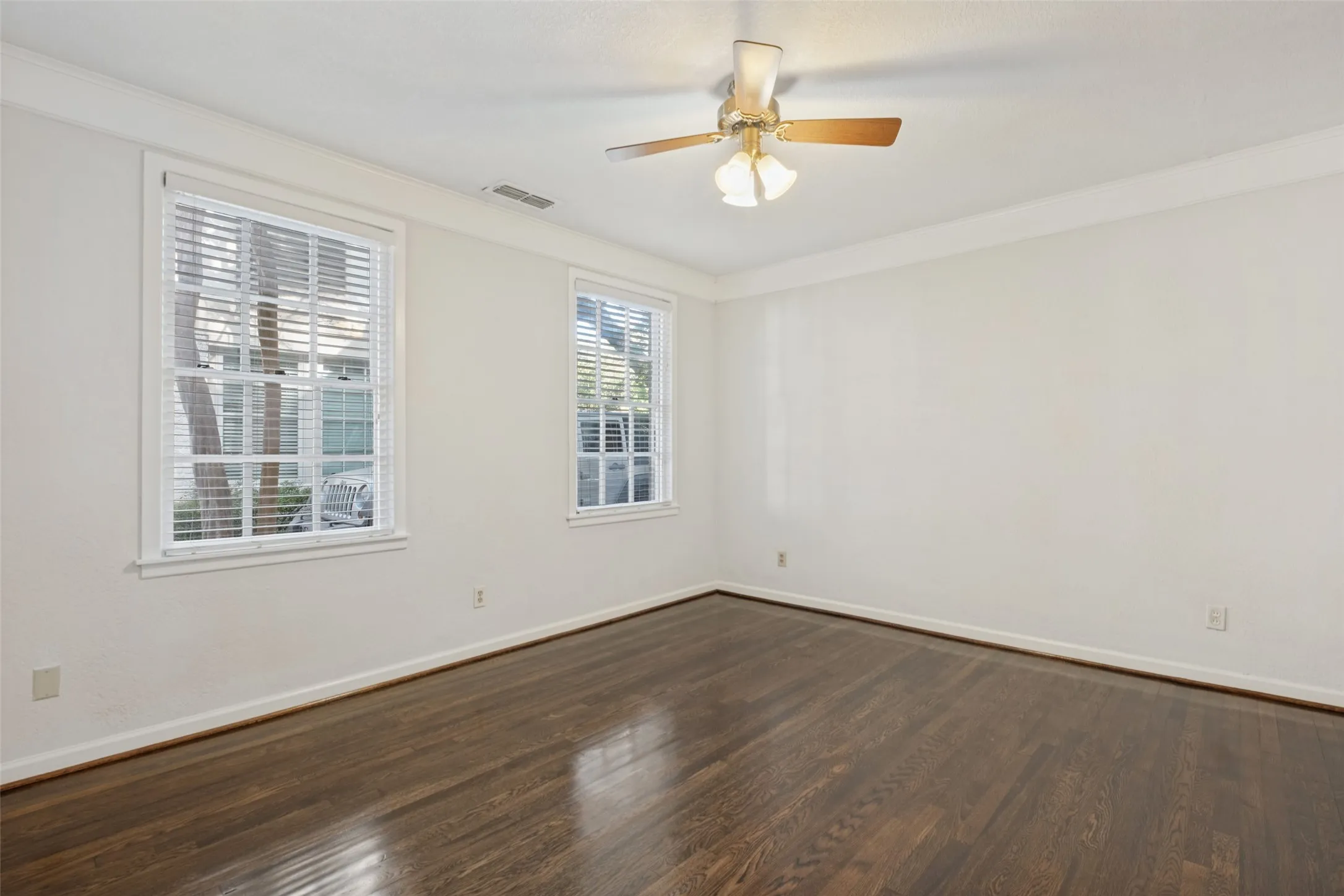 Single Family Residence For Sale in Dallas County , 5838 Morningside Avenue, Dallas, Texas 75206, 3 Bedroom, 2 Bathroom, Garage spaces, 2,168 Sqft, built in 1924, mls#21389120, Real Estate Agent in Dallas, Homes For Sale in Dallas county, Homes For Sale in Dallas, Realtor in Dallas Texas, Real Estate Brokerage Independent Realty Texas, Luminita Cordes Realtor