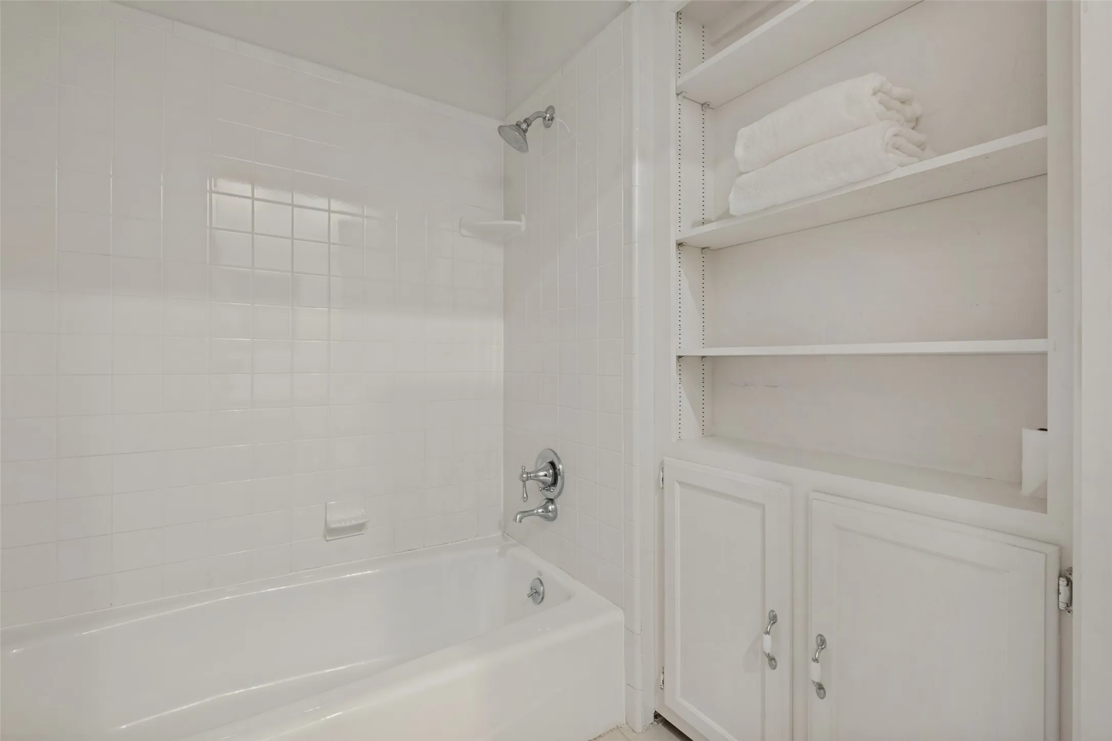 Single Family Residence For Sale in Dallas County , 5838 Morningside Avenue, Dallas, Texas 75206, 3 Bedroom, 2 Bathroom, Garage spaces, 2,168 Sqft, built in 1924, mls#21389120, Real Estate Agent in Dallas, Homes For Sale in Dallas county, Homes For Sale in Dallas, Realtor in Dallas Texas, Real Estate Brokerage Independent Realty Texas, Luminita Cordes Realtor