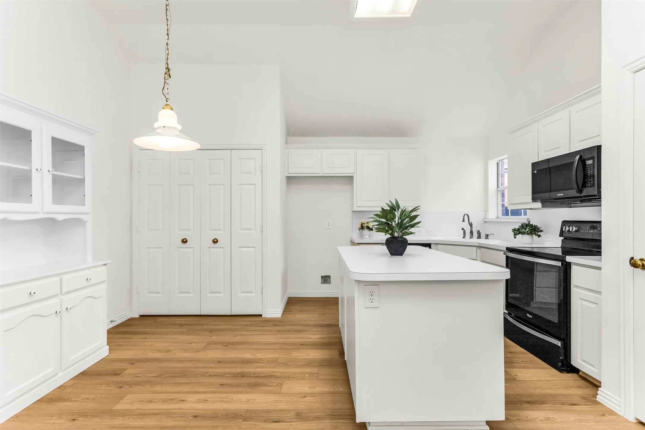 Crisp White Kitchen Cabinets!