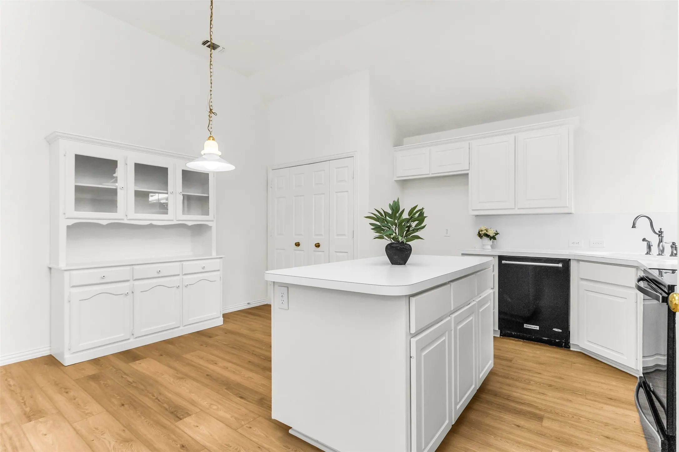 Island Kitchen & Breakfast Room Hutch!