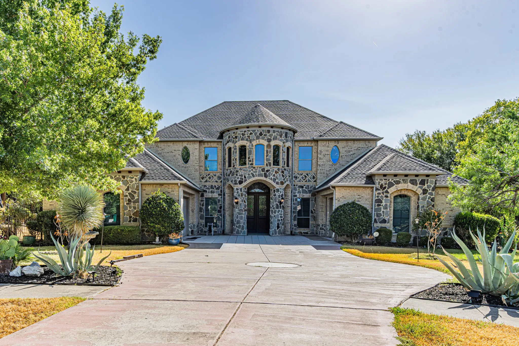 Single Family Residence For Sale in Dallas County , 1552 Cypress Bend Drive, Cedar Hill, Texas 75104, 5 Bedroom, 6 Bathroom, 3 Garage spaces, 4,913 Sqft, built in 2006, mls#21388944, Real Estate Agent in Cedar Hill, Homes For Sale in Dallas county, Homes For Sale in Cedar Hill, Realtor in Cedar Hill Texas, Real Estate Brokerage Independent Realty Texas, Luminita Cordes Realtor