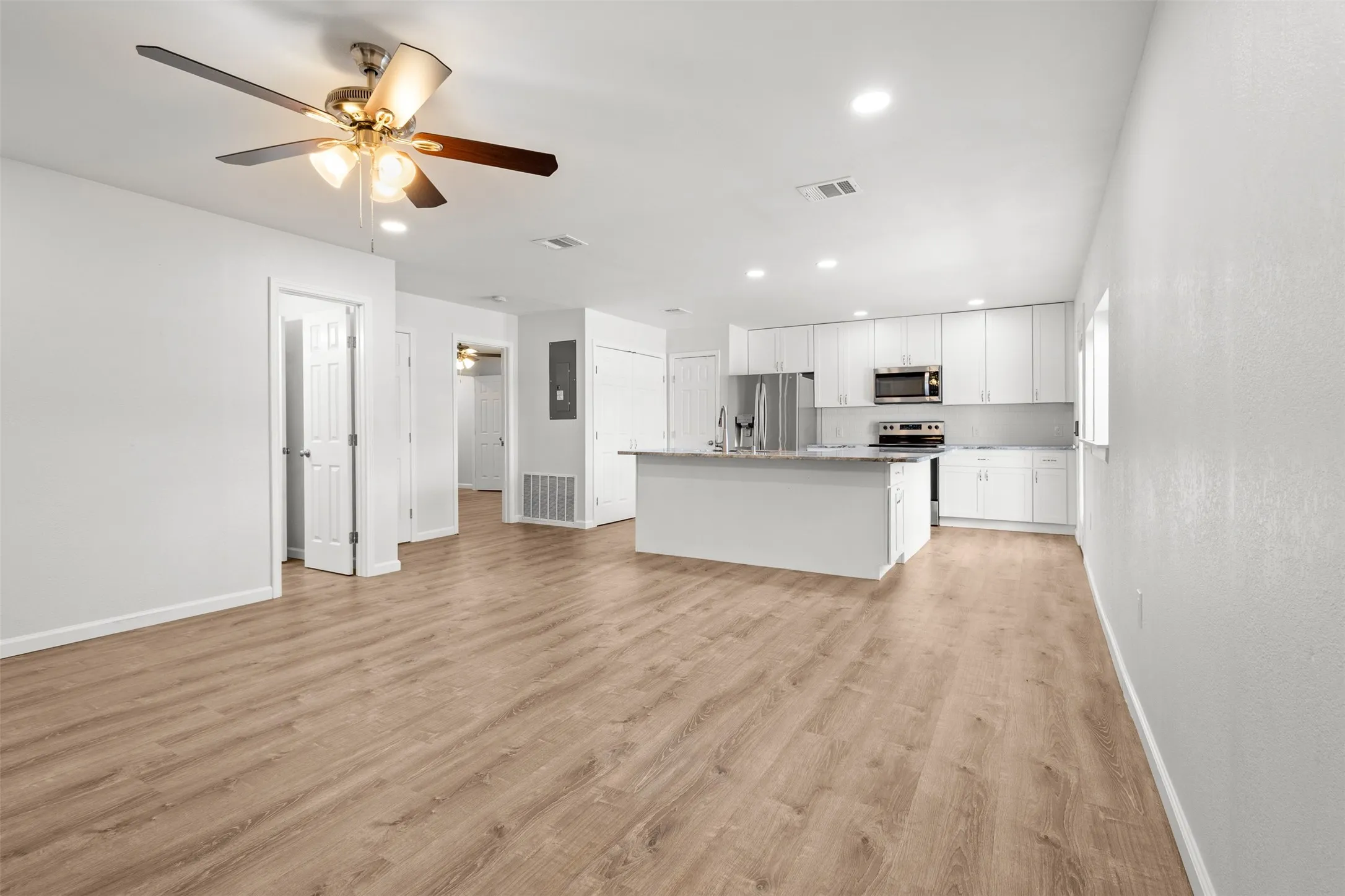 Single Family Residence For Sale in Tarrant County , 5626 Teague Road, Fort Worth, Texas 76140, 4 Bedroom, 3 Bathroom, 3 Garage spaces, 3,036 Sqft, built in 2003, mls#21377233, Real Estate Agent in Fort Worth, Homes For Sale in Tarrant county, Homes For Sale in Fort Worth, Realtor in Fort Worth Texas, Real Estate Brokerage Independent Realty Texas, Luminita Cordes Realtor