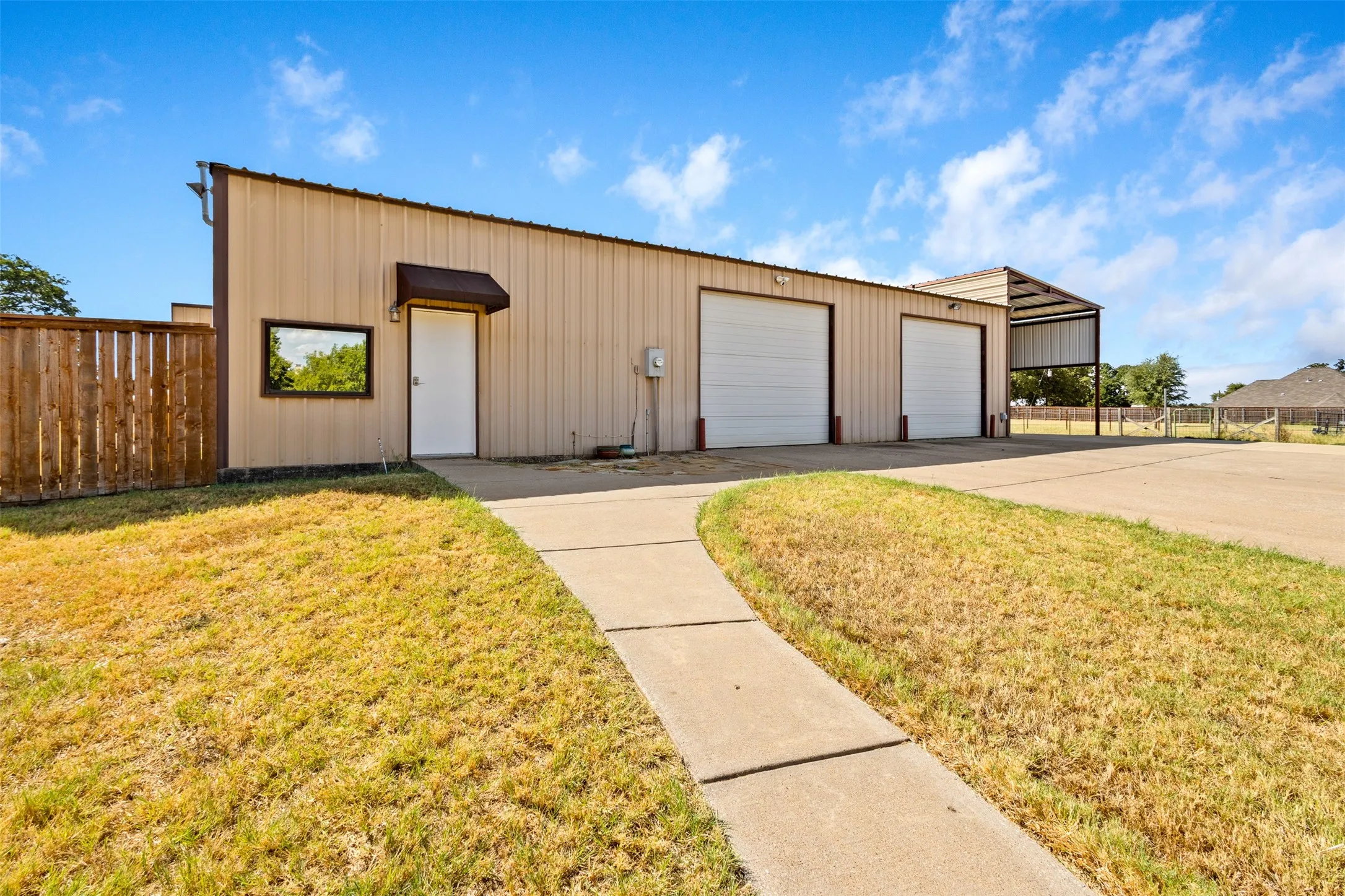 Single Family Residence For Sale in Tarrant County , 5626 Teague Road, Fort Worth, Texas 76140, 4 Bedroom, 3 Bathroom, 3 Garage spaces, 3,036 Sqft, built in 2003, mls#21377233, Real Estate Agent in Fort Worth, Homes For Sale in Tarrant county, Homes For Sale in Fort Worth, Realtor in Fort Worth Texas, Real Estate Brokerage Independent Realty Texas, Luminita Cordes Realtor