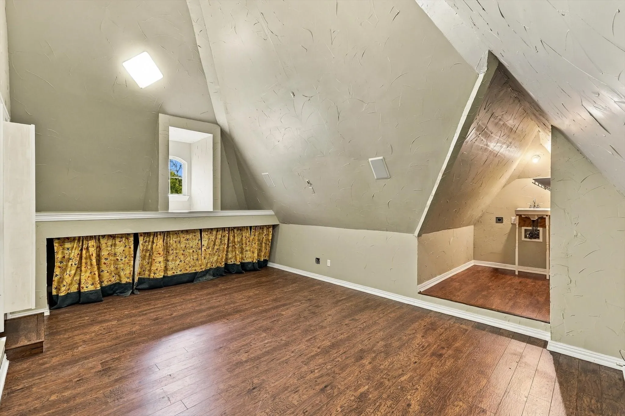 Single Family Residence For Sale in Denton County , 540 Aqua Marine, Oak Point, Texas 75068, 4 Bedroom, 4 Bathroom, 3 Garage spaces, 4,352 Sqft, built in 2004, mls#21388842, Real Estate Agent in Oak Point, Homes For Sale in Denton county, Homes For Sale in Oak Point, Realtor in Oak Point Texas, Real Estate Brokerage Independent Realty Texas, Luminita Cordes Realtor