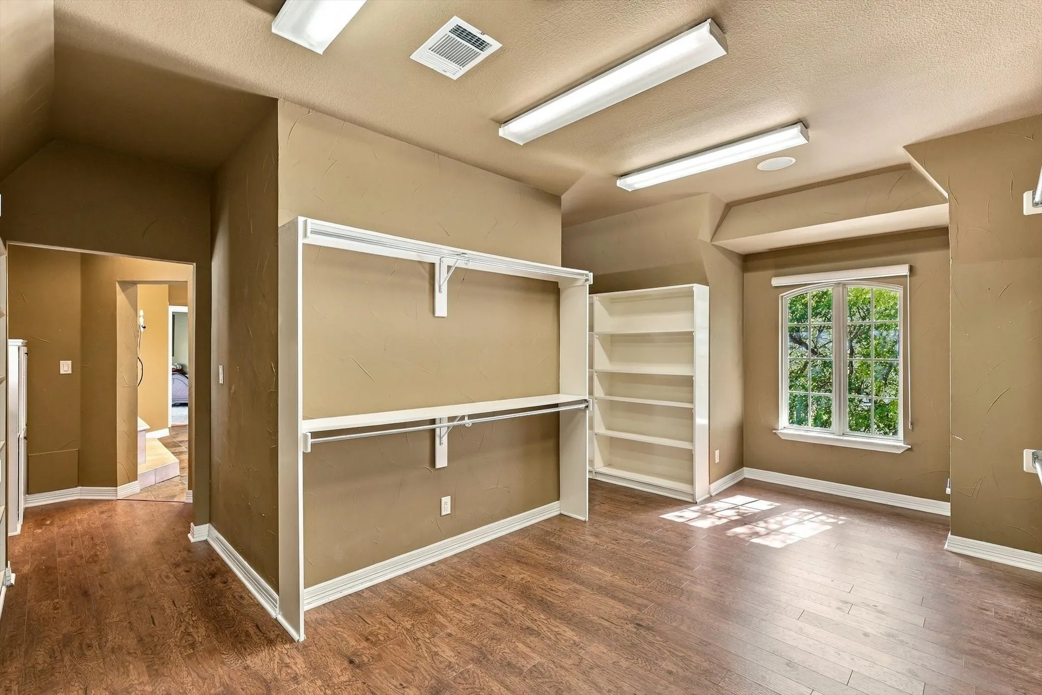 Single Family Residence For Sale in Denton County , 540 Aqua Marine, Oak Point, Texas 75068, 4 Bedroom, 4 Bathroom, 3 Garage spaces, 4,352 Sqft, built in 2004, mls#21388842, Real Estate Agent in Oak Point, Homes For Sale in Denton county, Homes For Sale in Oak Point, Realtor in Oak Point Texas, Real Estate Brokerage Independent Realty Texas, Luminita Cordes Realtor