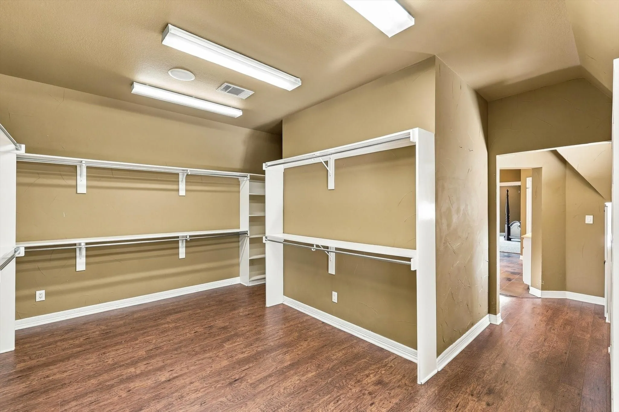 Single Family Residence For Sale in Denton County , 540 Aqua Marine, Oak Point, Texas 75068, 4 Bedroom, 4 Bathroom, 3 Garage spaces, 4,352 Sqft, built in 2004, mls#21388842, Real Estate Agent in Oak Point, Homes For Sale in Denton county, Homes For Sale in Oak Point, Realtor in Oak Point Texas, Real Estate Brokerage Independent Realty Texas, Luminita Cordes Realtor