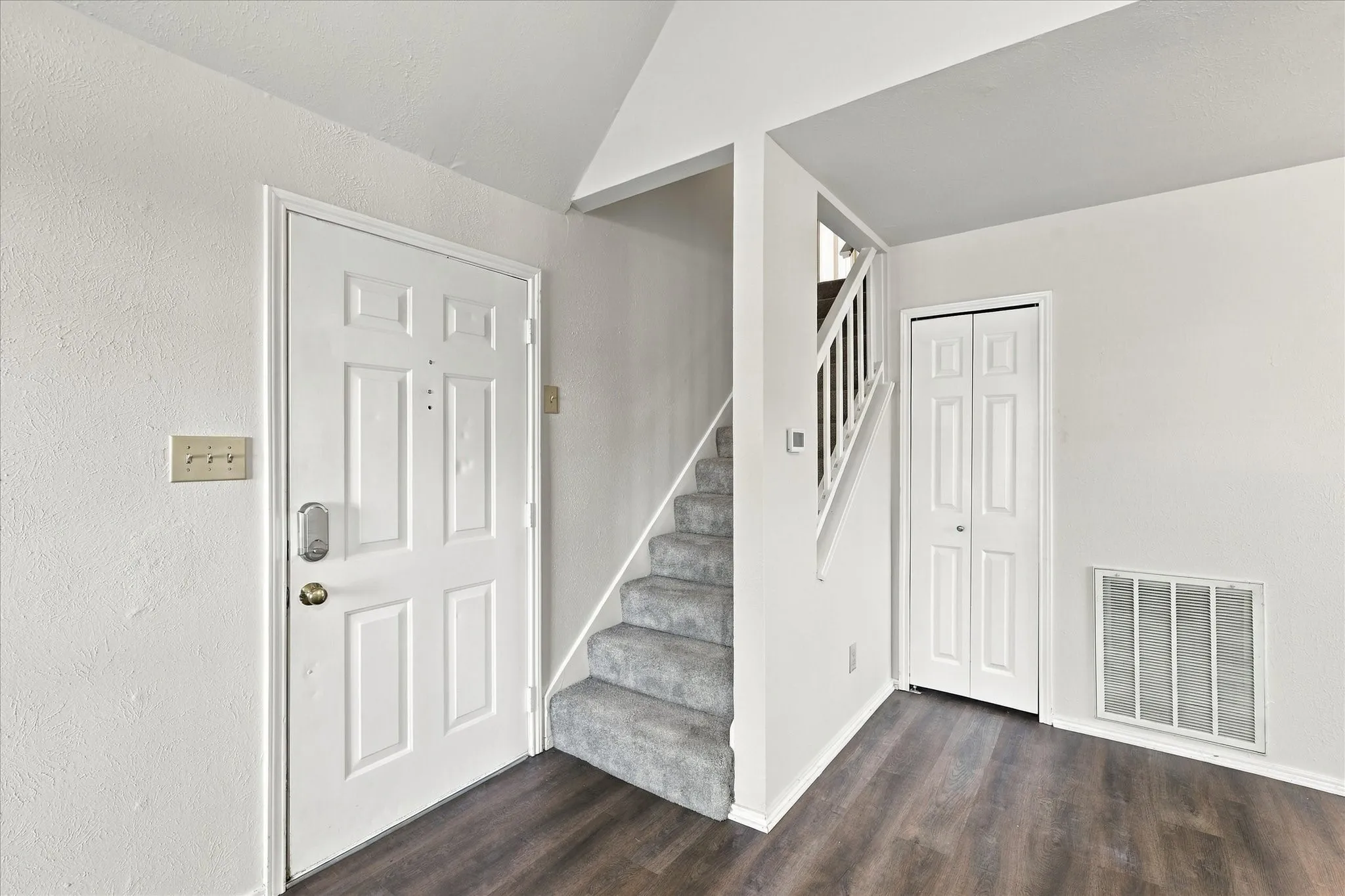 Single Family Residence For Sale in Denton County , 2831 Harbinger Lane, Dallas, Texas 75287, 2 Bedroom, 2 Bathroom, 1 Garage spaces, 1,148 Sqft, built in 1984, mls#21382911, Real Estate Agent in Dallas, Homes For Sale in Denton county, Homes For Sale in Dallas, Realtor in Dallas Texas, Real Estate Brokerage Independent Realty Texas, Luminita Cordes Realtor