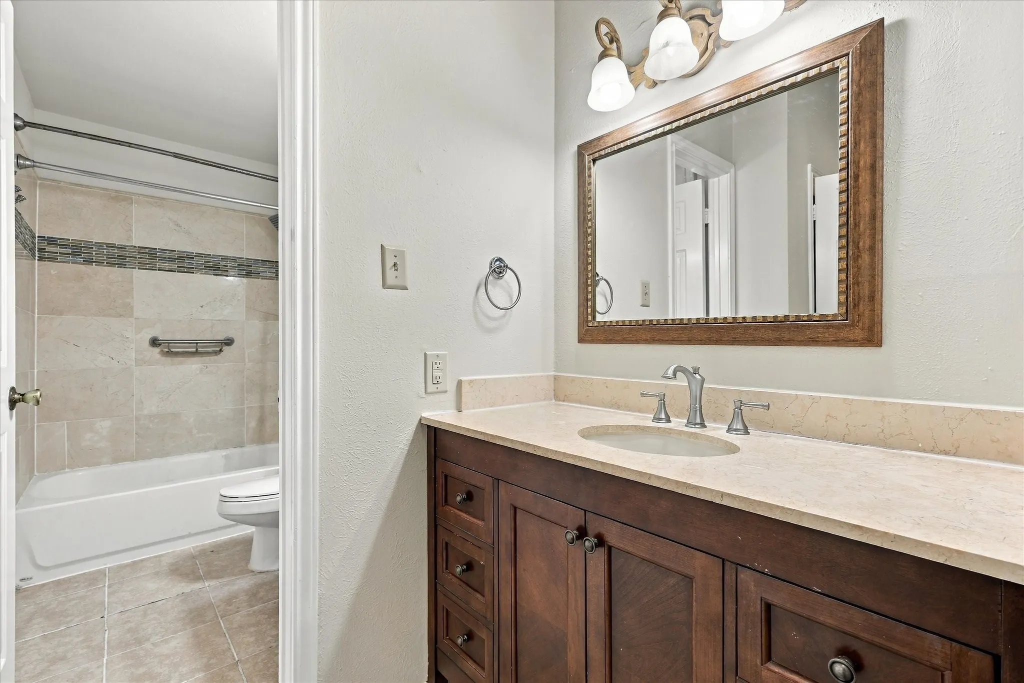 Single Family Residence For Sale in Denton County , 2831 Harbinger Lane, Dallas, Texas 75287, 2 Bedroom, 2 Bathroom, 1 Garage spaces, 1,148 Sqft, built in 1984, mls#21382911, Real Estate Agent in Dallas, Homes For Sale in Denton county, Homes For Sale in Dallas, Realtor in Dallas Texas, Real Estate Brokerage Independent Realty Texas, Luminita Cordes Realtor