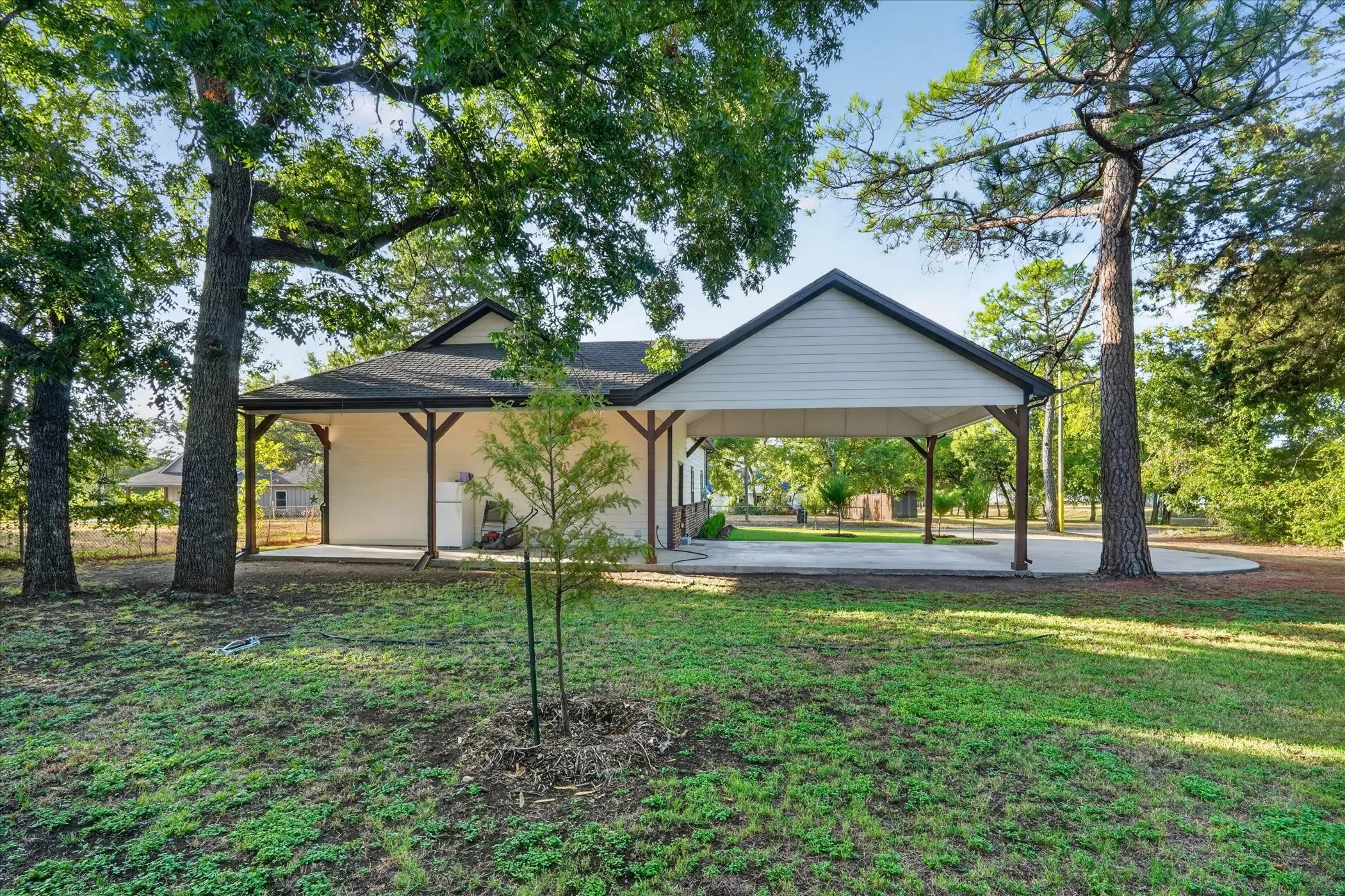 Single Family Residence For Sale in Johnson County , 617 E Chambers Street, Cleburne, Texas 76031, 3 Bedroom, 2 Bathroom, Garage spaces, 1,136 Sqft, built in 2022, mls#21385557, Real Estate Agent in Cleburne, Homes For Sale in Johnson county, Homes For Sale in Cleburne, Realtor in Cleburne Texas, Real Estate Brokerage Independent Realty Texas, Luminita Cordes Realtor
