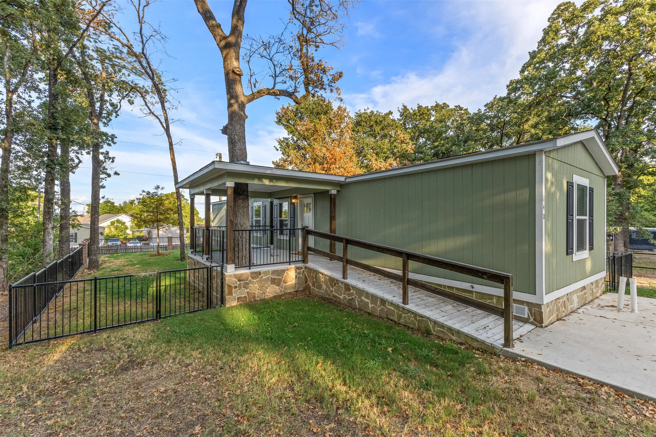 Mobile Home For Sale in Henderson County , 140 Southlake Drive, Mabank, Texas 75156, 3 Bedroom, 2 Bathroom, Garage spaces, 1,152 Sqft, built in 2023, mls#21389144, Real Estate Agent in Mabank, Homes For Sale in Henderson county, Homes For Sale in Mabank, Realtor in Mabank Texas, Real Estate Brokerage Independent Realty Texas, Luminita Cordes Realtor
