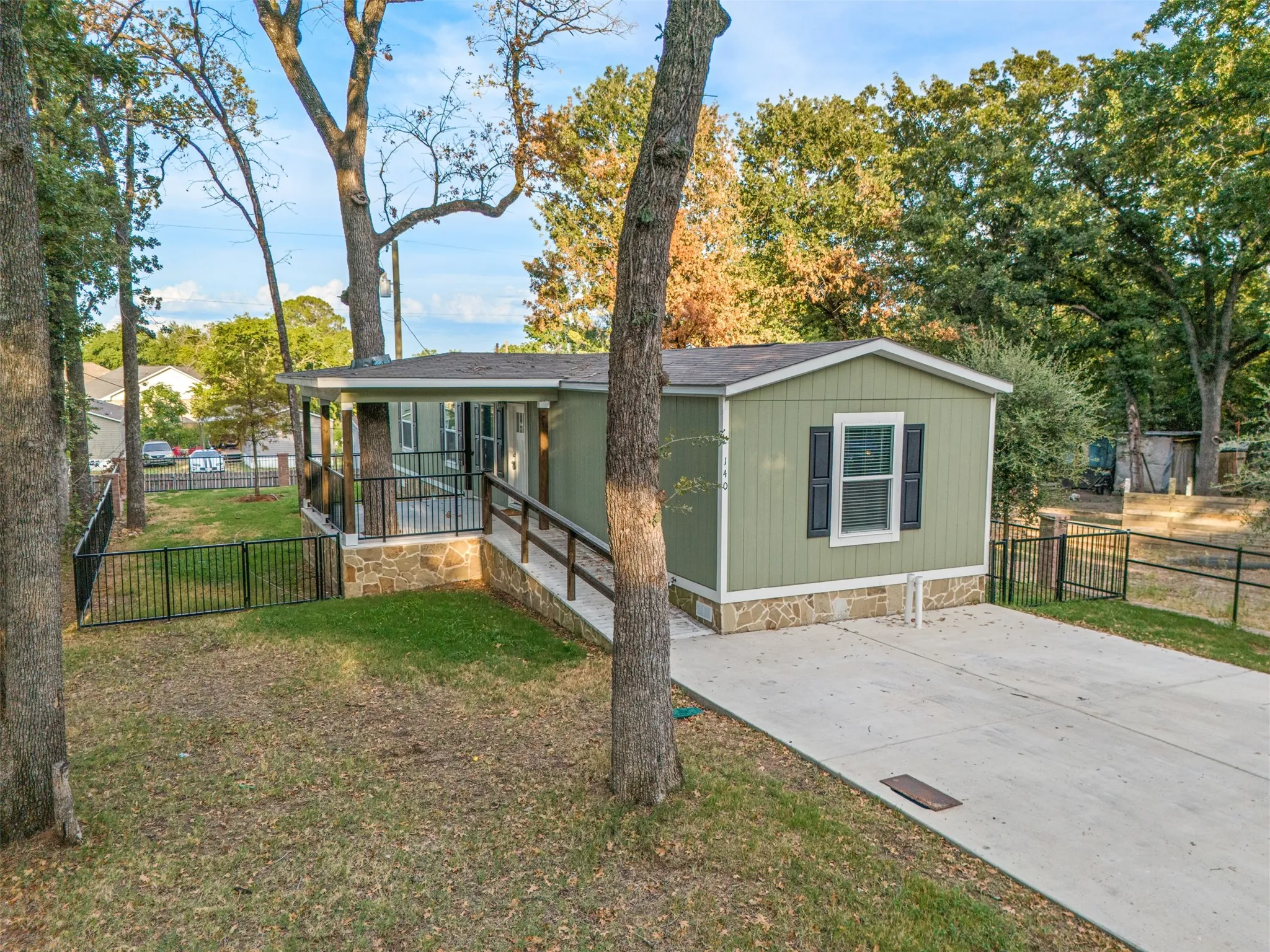 Mobile Home For Sale in Henderson County , 140 Southlake Drive, Mabank, Texas 75156, 3 Bedroom, 2 Bathroom, Garage spaces, 1,152 Sqft, built in 2023, mls#21389144, Real Estate Agent in Mabank, Homes For Sale in Henderson county, Homes For Sale in Mabank, Realtor in Mabank Texas, Real Estate Brokerage Independent Realty Texas, Luminita Cordes Realtor