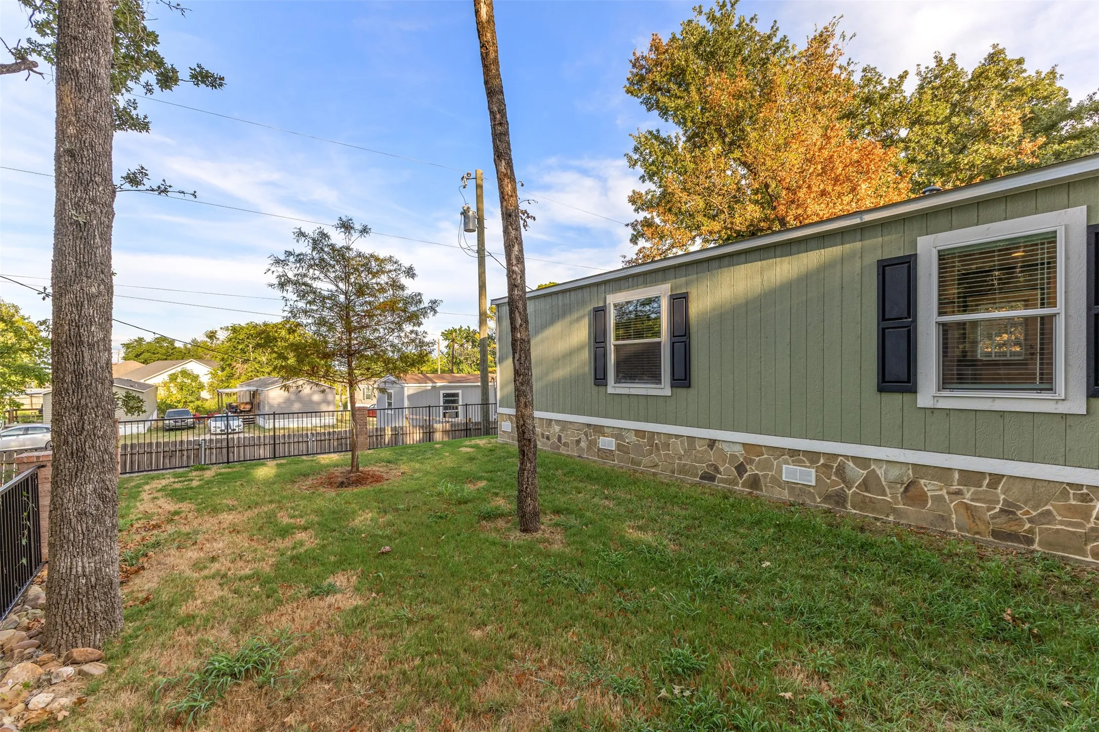 Mobile Home For Sale in Henderson County , 140 Southlake Drive, Mabank, Texas 75156, 3 Bedroom, 2 Bathroom, Garage spaces, 1,152 Sqft, built in 2023, mls#21389144, Real Estate Agent in Mabank, Homes For Sale in Henderson county, Homes For Sale in Mabank, Realtor in Mabank Texas, Real Estate Brokerage Independent Realty Texas, Luminita Cordes Realtor