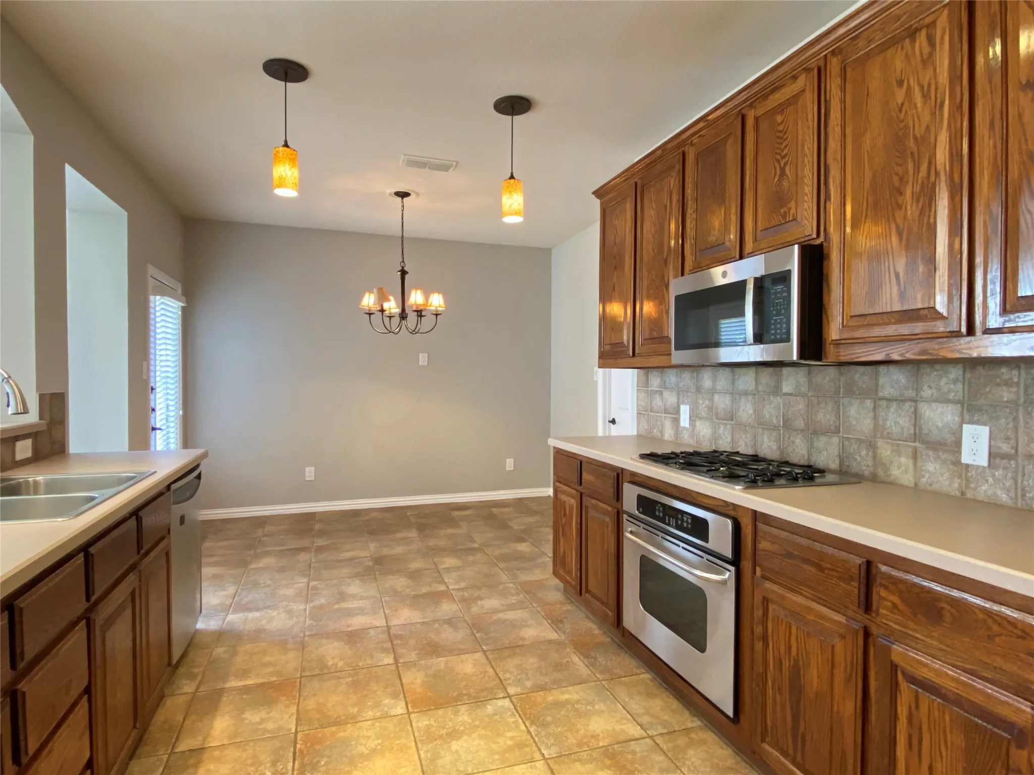 Single Family Residence For Rent in Collin County , 15861 Twin Cove Drive, Frisco, Texas 75035, 4 Bedroom, 4 Bathroom, 2 Garage spaces, 3,052 Sqft, built in 2001, mls#21389148, Real Estate Agent in Frisco, Homes For Rent in Collin county, Homes For Rent in Frisco, Realtor in Frisco Texas, Real Estate Brokerage Independent Realty Texas, Luminita Cordes Realtor