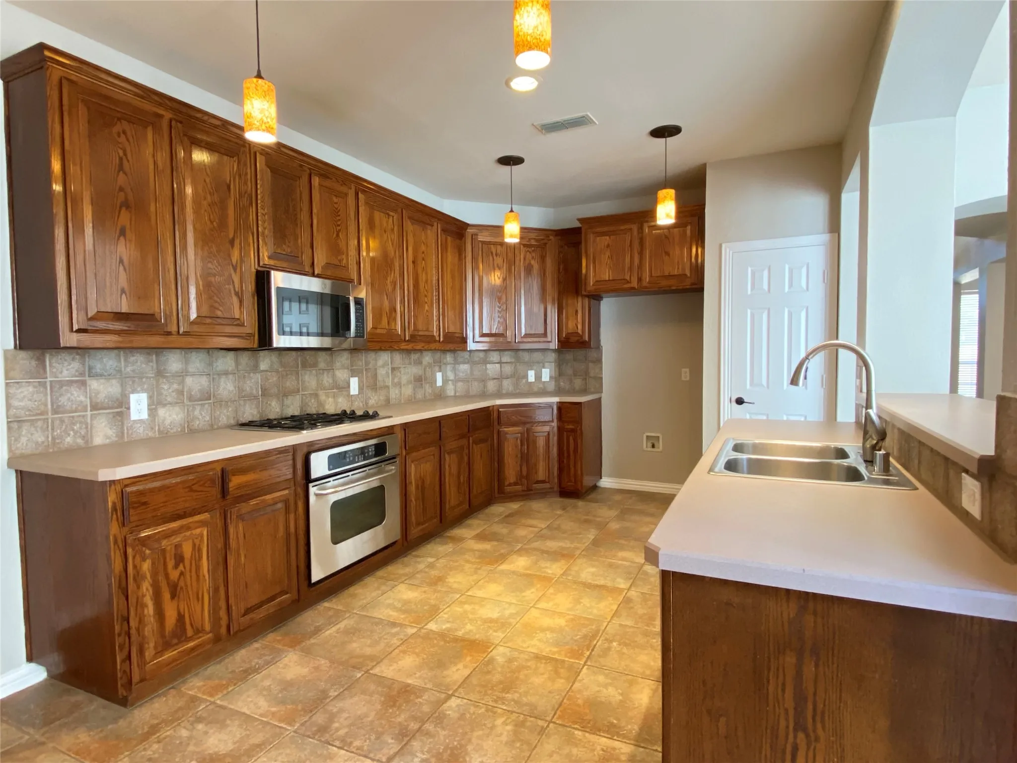 Single Family Residence For Rent in Collin County , 15861 Twin Cove Drive, Frisco, Texas 75035, 4 Bedroom, 4 Bathroom, 2 Garage spaces, 3,052 Sqft, built in 2001, mls#21389148, Real Estate Agent in Frisco, Homes For Rent in Collin county, Homes For Rent in Frisco, Realtor in Frisco Texas, Real Estate Brokerage Independent Realty Texas, Luminita Cordes Realtor