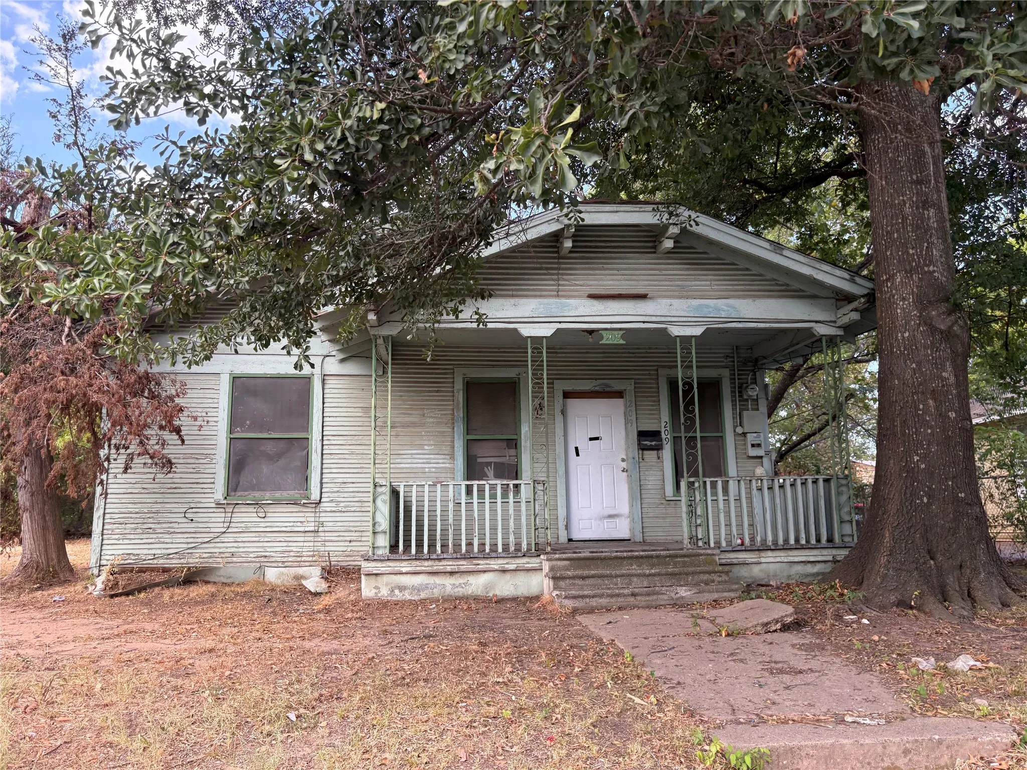 209 NE 12th