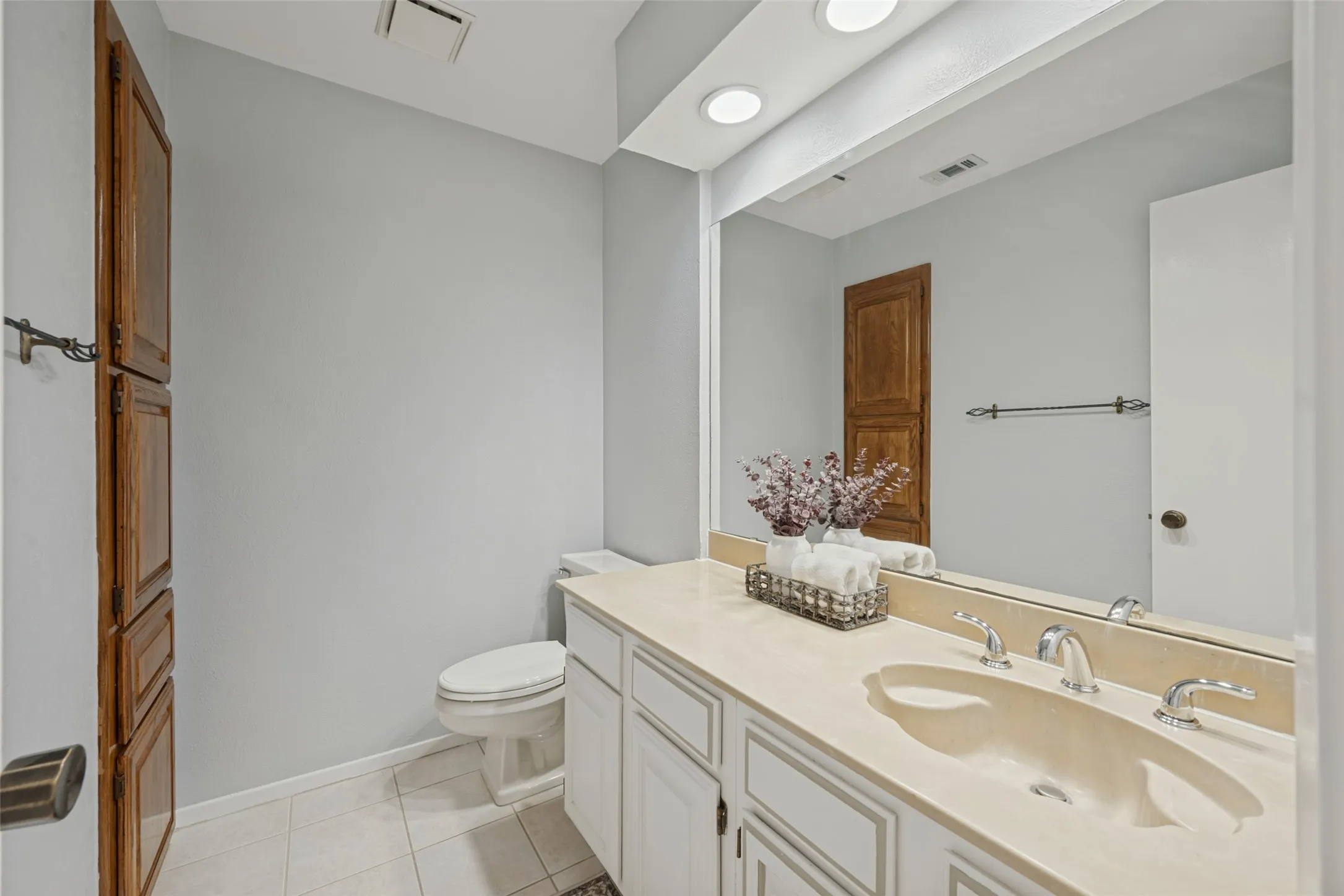 Condominium For Sale in Tarrant County , 1208 Riverchase Lane 247, Arlington, Texas 76011, 2 Bedroom, 2 Bathroom, Garage spaces, 939 Sqft, built in 1983, mls#21385374, Real Estate Agent in Arlington, Homes For Sale in Tarrant county, Homes For Sale in Arlington, Realtor in Arlington Texas, Real Estate Brokerage Independent Realty Texas, Luminita Cordes Realtor