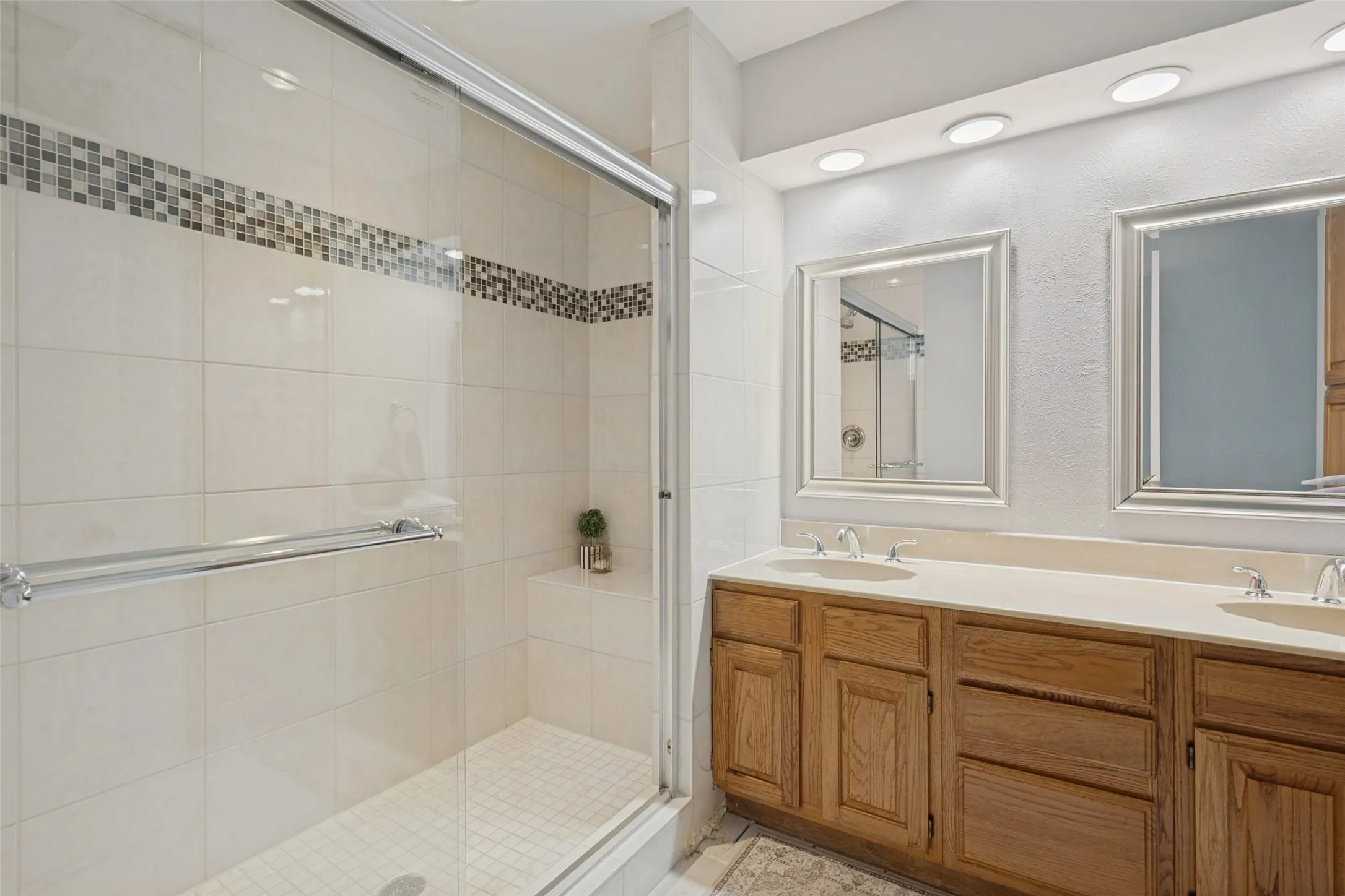 Condominium For Sale in Tarrant County , 1208 Riverchase Lane 247, Arlington, Texas 76011, 2 Bedroom, 2 Bathroom, Garage spaces, 939 Sqft, built in 1983, mls#21385374, Real Estate Agent in Arlington, Homes For Sale in Tarrant county, Homes For Sale in Arlington, Realtor in Arlington Texas, Real Estate Brokerage Independent Realty Texas, Luminita Cordes Realtor