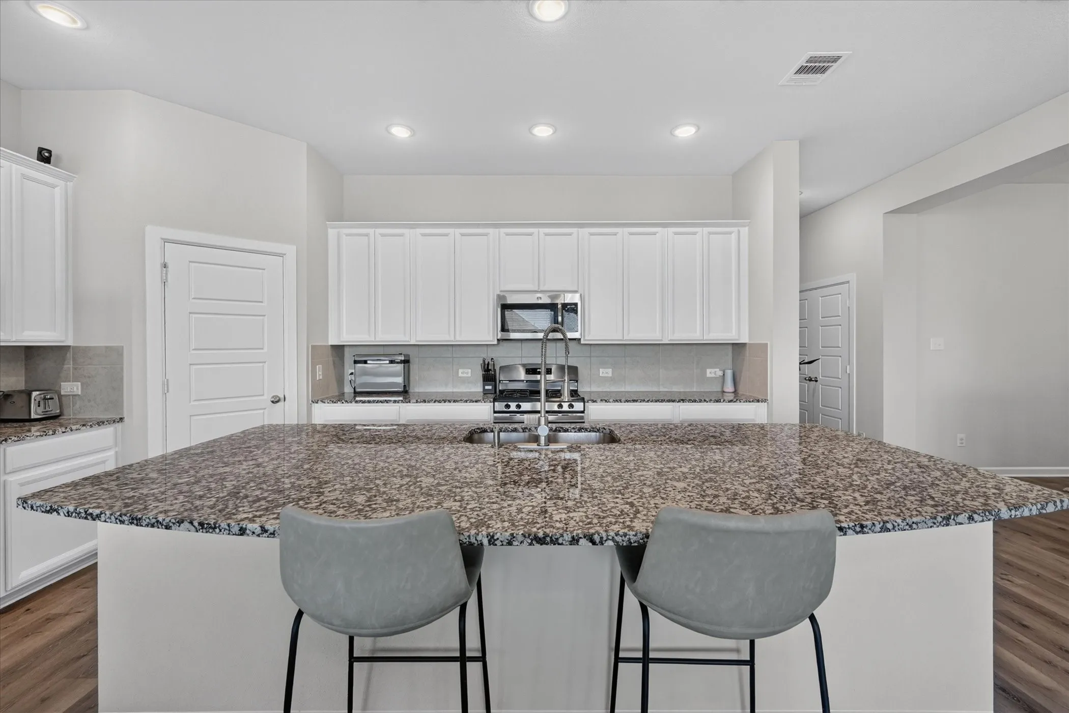 Single Family Residence For Sale in Tarrant County , 5408 High Pointe Drive, Haltom City, Texas 76137, 4 Bedroom, 3 Bathroom, 3 Garage spaces, 2,376 Sqft, built in 2020, mls#21389017, Real Estate Agent in Haltom City, Homes For Sale in Tarrant county, Homes For Sale in Haltom City, Realtor in Haltom City Texas, Real Estate Brokerage Independent Realty Texas, Luminita Cordes Realtor