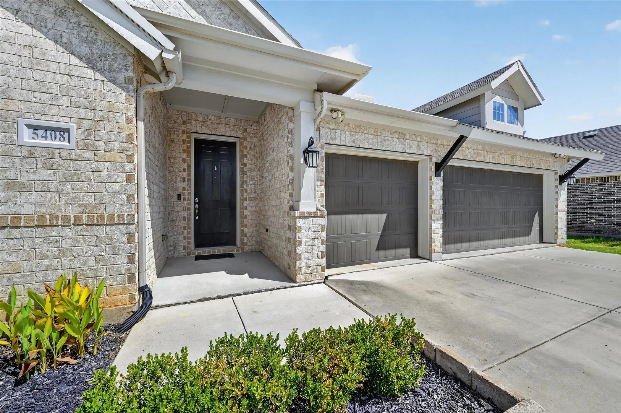 Single Family Residence For Sale in Tarrant County , 5408 High Pointe Drive, Haltom City, Texas 76137, 4 Bedroom, 3 Bathroom, 3 Garage spaces, 2,376 Sqft, built in 2020, mls#21389017, Real Estate Agent in Haltom City, Homes For Sale in Tarrant county, Homes For Sale in Haltom City, Realtor in Haltom City Texas, Real Estate Brokerage Independent Realty Texas, Luminita Cordes Realtor