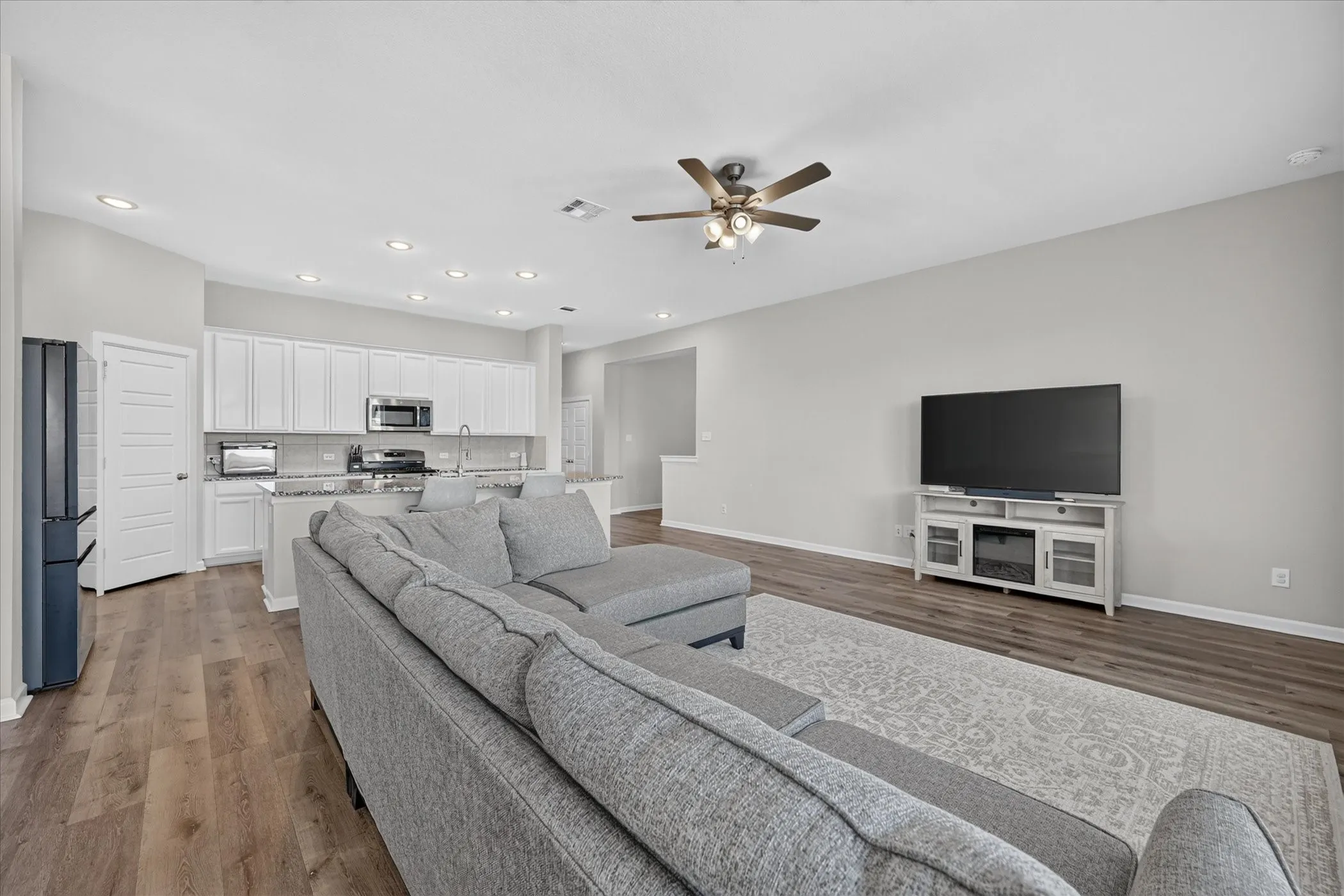 Single Family Residence For Sale in Tarrant County , 5408 High Pointe Drive, Haltom City, Texas 76137, 4 Bedroom, 3 Bathroom, 3 Garage spaces, 2,376 Sqft, built in 2020, mls#21389017, Real Estate Agent in Haltom City, Homes For Sale in Tarrant county, Homes For Sale in Haltom City, Realtor in Haltom City Texas, Real Estate Brokerage Independent Realty Texas, Luminita Cordes Realtor