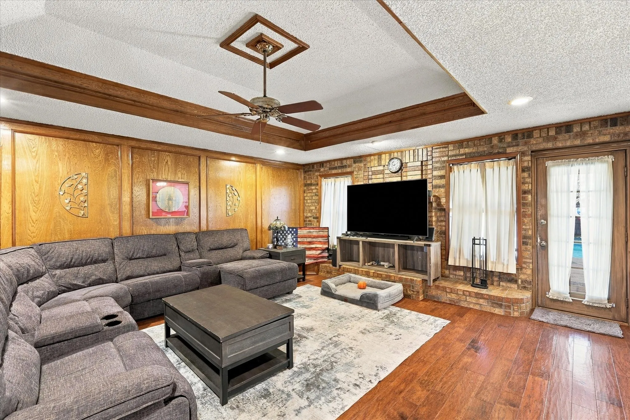 Single Family Residence For Sale in Tarrant County , 932 Clear View, Bedford, Texas 76021, 4 Bedroom, 2 Bathroom, 2 Garage spaces, 2,184 Sqft, built in 1982, mls#21389158, Real Estate Agent in Bedford, Homes For Sale in Tarrant county, Homes For Sale in Bedford, Realtor in Bedford Texas, Real Estate Brokerage Independent Realty Texas, Luminita Cordes Realtor