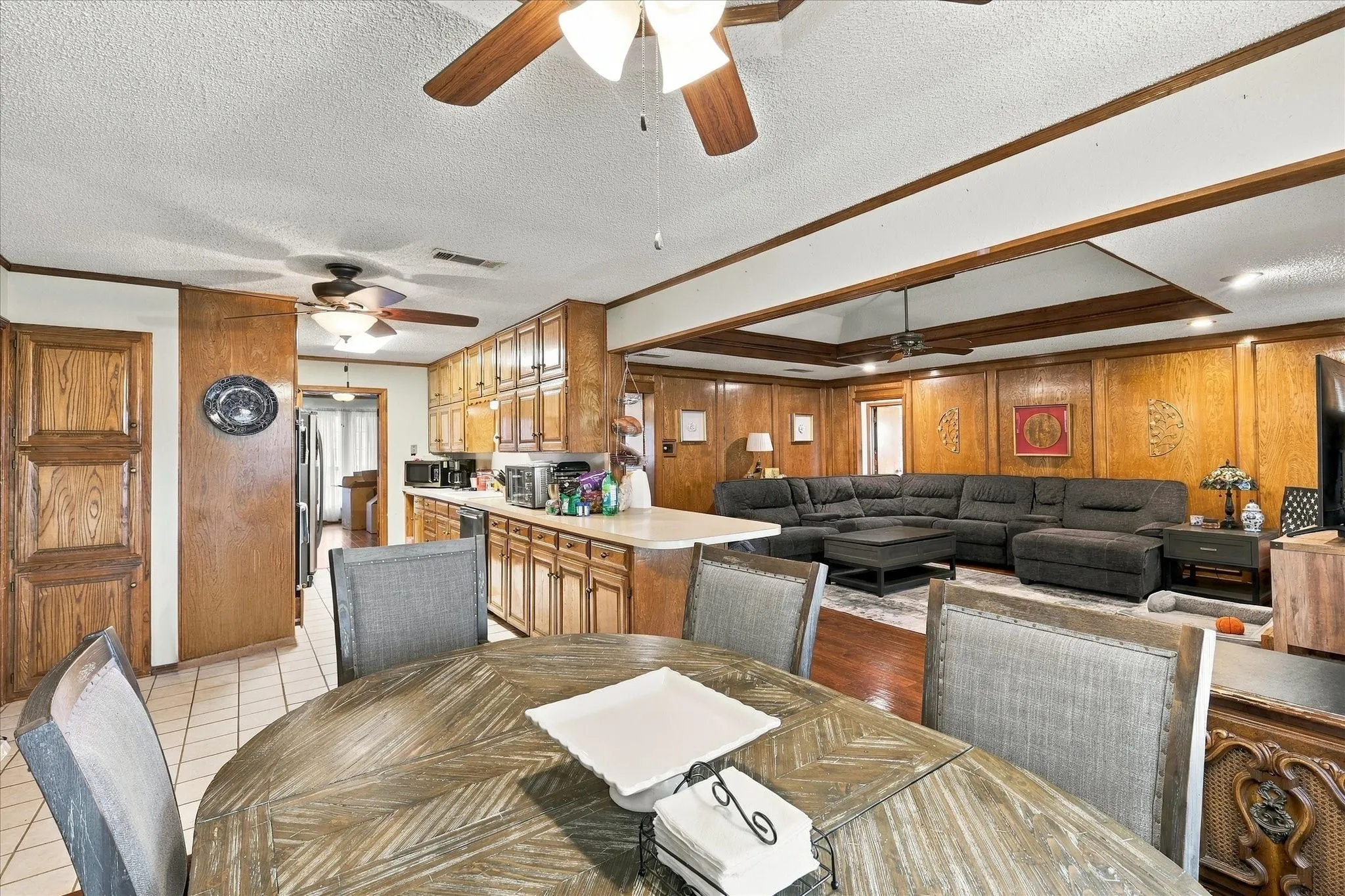 Single Family Residence For Sale in Tarrant County , 932 Clear View, Bedford, Texas 76021, 4 Bedroom, 2 Bathroom, 2 Garage spaces, 2,184 Sqft, built in 1982, mls#21389158, Real Estate Agent in Bedford, Homes For Sale in Tarrant county, Homes For Sale in Bedford, Realtor in Bedford Texas, Real Estate Brokerage Independent Realty Texas, Luminita Cordes Realtor