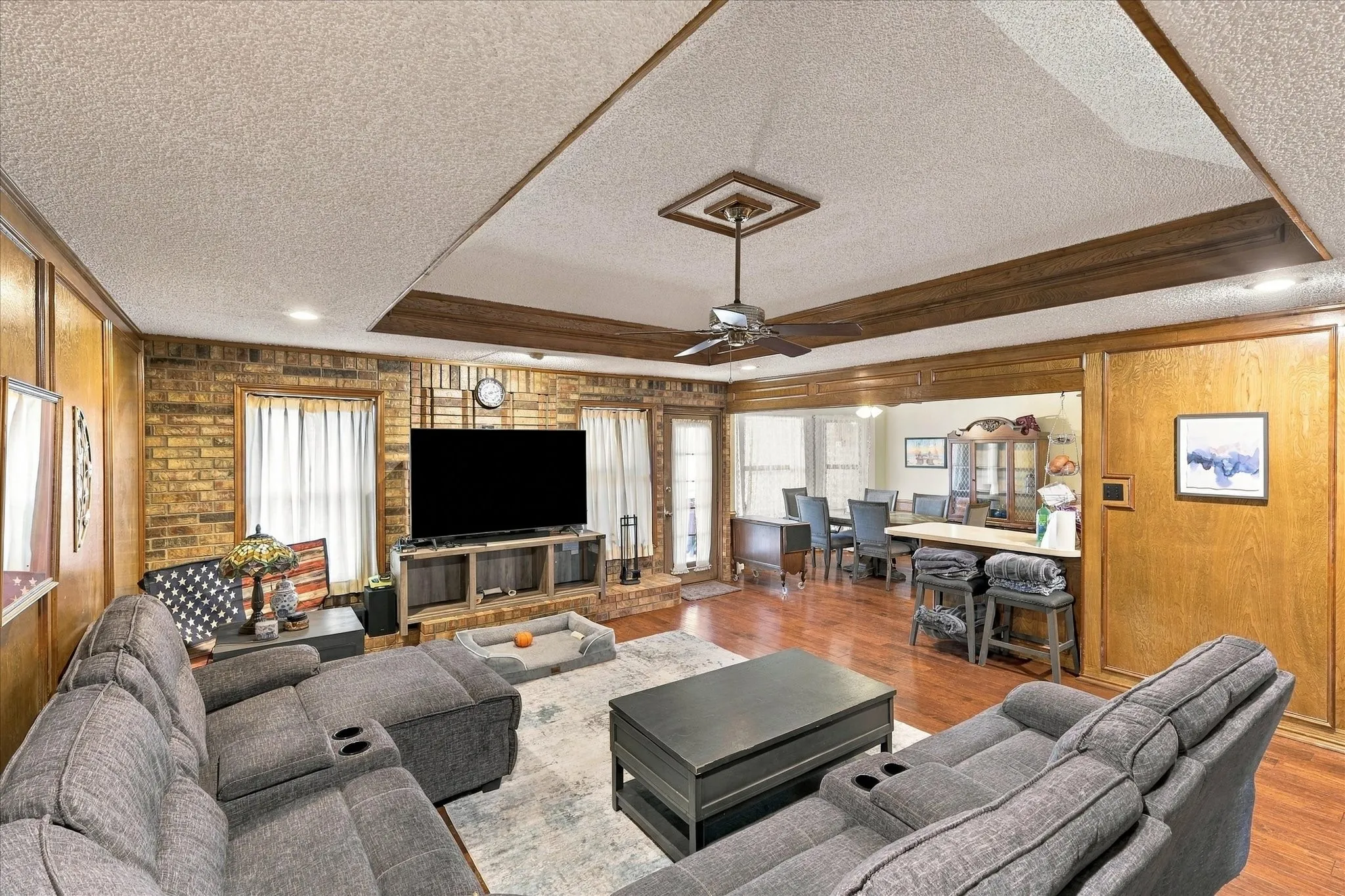 Single Family Residence For Sale in Tarrant County , 932 Clear View, Bedford, Texas 76021, 4 Bedroom, 2 Bathroom, 2 Garage spaces, 2,184 Sqft, built in 1982, mls#21389158, Real Estate Agent in Bedford, Homes For Sale in Tarrant county, Homes For Sale in Bedford, Realtor in Bedford Texas, Real Estate Brokerage Independent Realty Texas, Luminita Cordes Realtor
