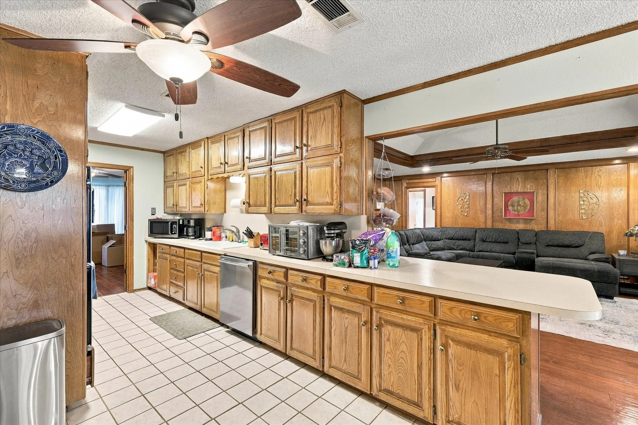 Single Family Residence For Sale in Tarrant County , 932 Clear View, Bedford, Texas 76021, 4 Bedroom, 2 Bathroom, 2 Garage spaces, 2,184 Sqft, built in 1982, mls#21389158, Real Estate Agent in Bedford, Homes For Sale in Tarrant county, Homes For Sale in Bedford, Realtor in Bedford Texas, Real Estate Brokerage Independent Realty Texas, Luminita Cordes Realtor