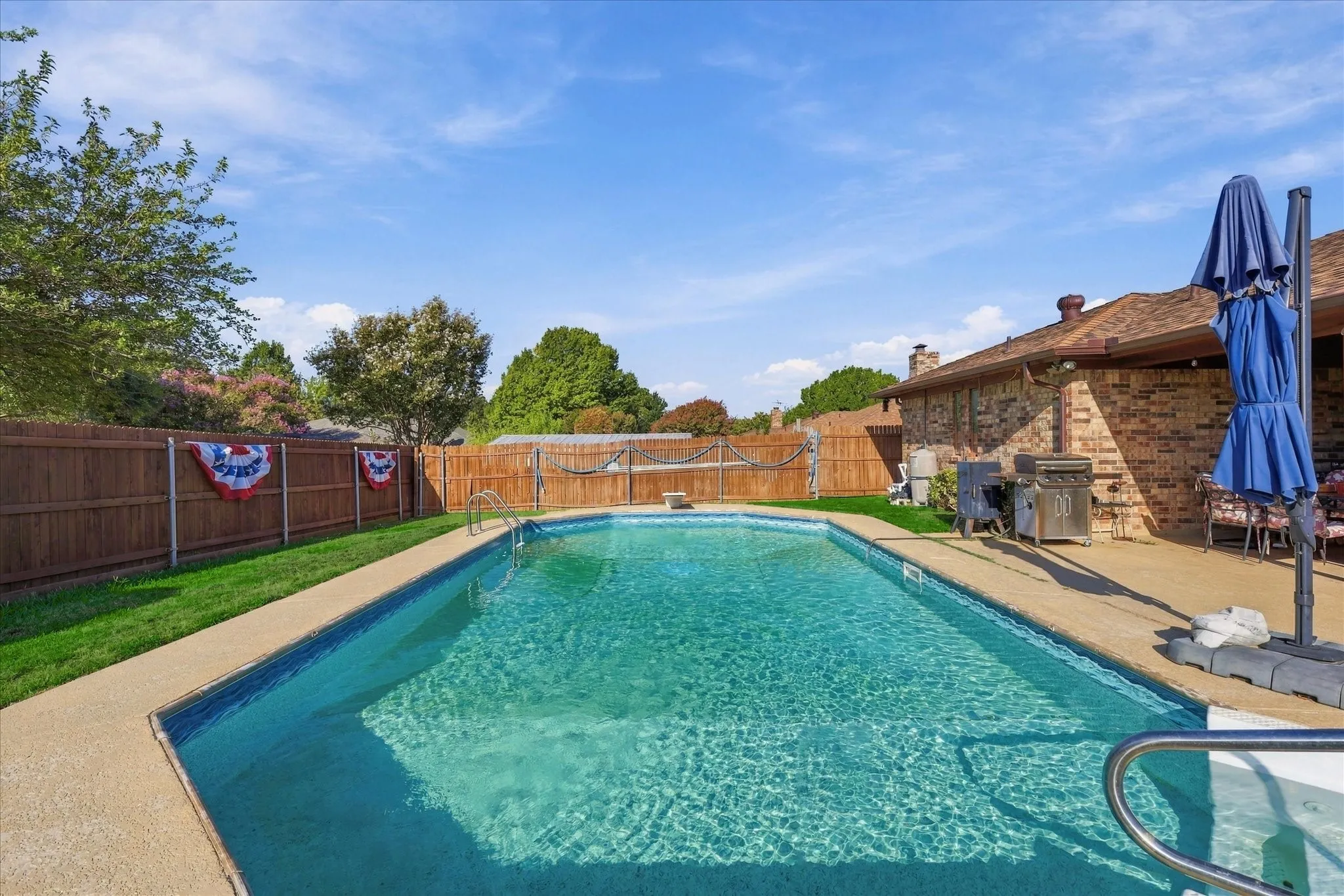 Single Family Residence For Sale in Tarrant County , 932 Clear View, Bedford, Texas 76021, 4 Bedroom, 2 Bathroom, 2 Garage spaces, 2,184 Sqft, built in 1982, mls#21389158, Real Estate Agent in Bedford, Homes For Sale in Tarrant county, Homes For Sale in Bedford, Realtor in Bedford Texas, Real Estate Brokerage Independent Realty Texas, Luminita Cordes Realtor
