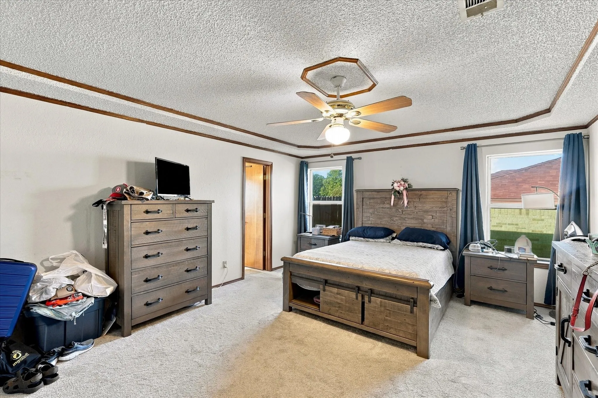 Single Family Residence For Sale in Tarrant County , 932 Clear View, Bedford, Texas 76021, 4 Bedroom, 2 Bathroom, 2 Garage spaces, 2,184 Sqft, built in 1982, mls#21389158, Real Estate Agent in Bedford, Homes For Sale in Tarrant county, Homes For Sale in Bedford, Realtor in Bedford Texas, Real Estate Brokerage Independent Realty Texas, Luminita Cordes Realtor