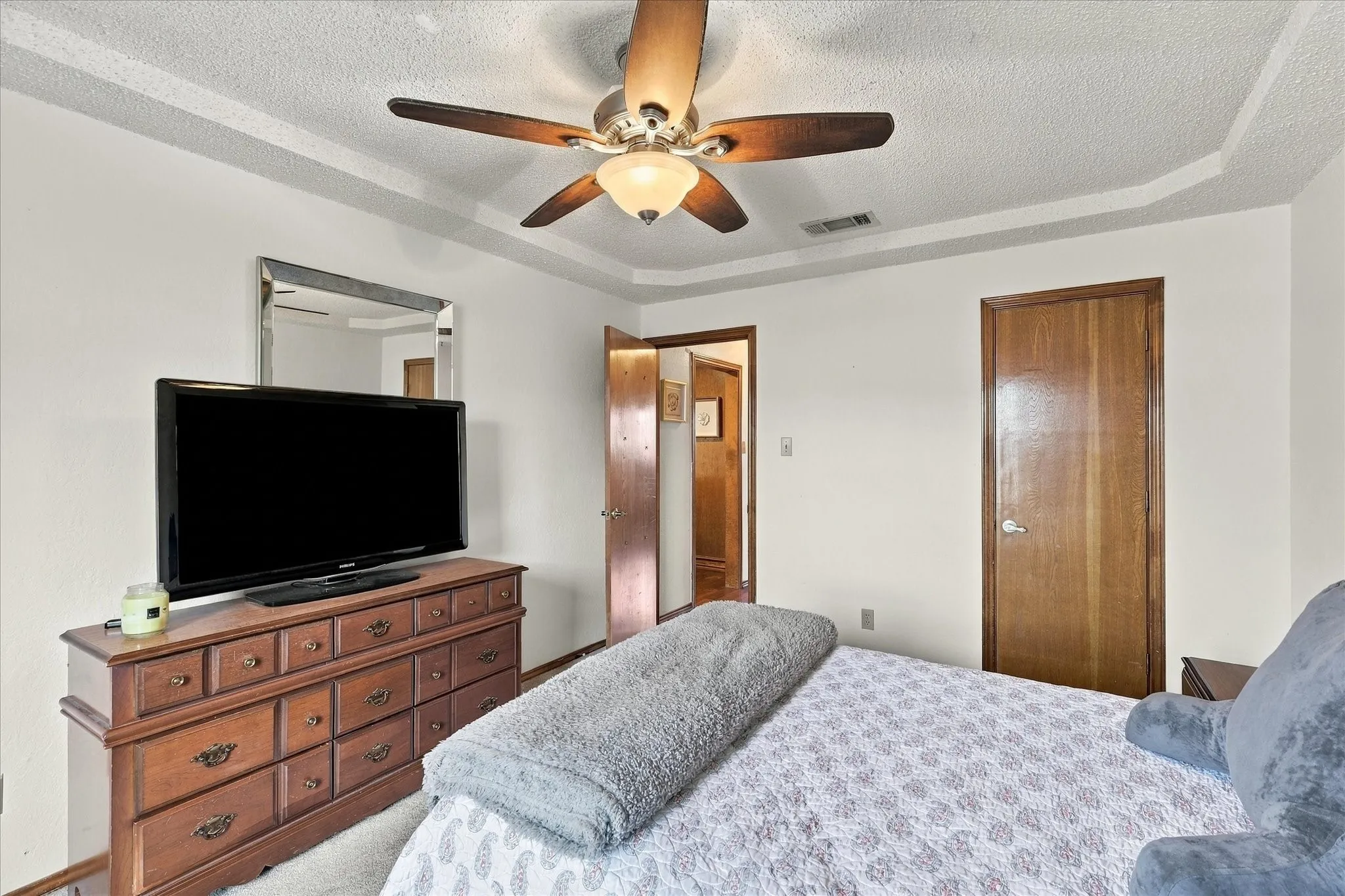 Single Family Residence For Sale in Tarrant County , 932 Clear View, Bedford, Texas 76021, 4 Bedroom, 2 Bathroom, 2 Garage spaces, 2,184 Sqft, built in 1982, mls#21389158, Real Estate Agent in Bedford, Homes For Sale in Tarrant county, Homes For Sale in Bedford, Realtor in Bedford Texas, Real Estate Brokerage Independent Realty Texas, Luminita Cordes Realtor