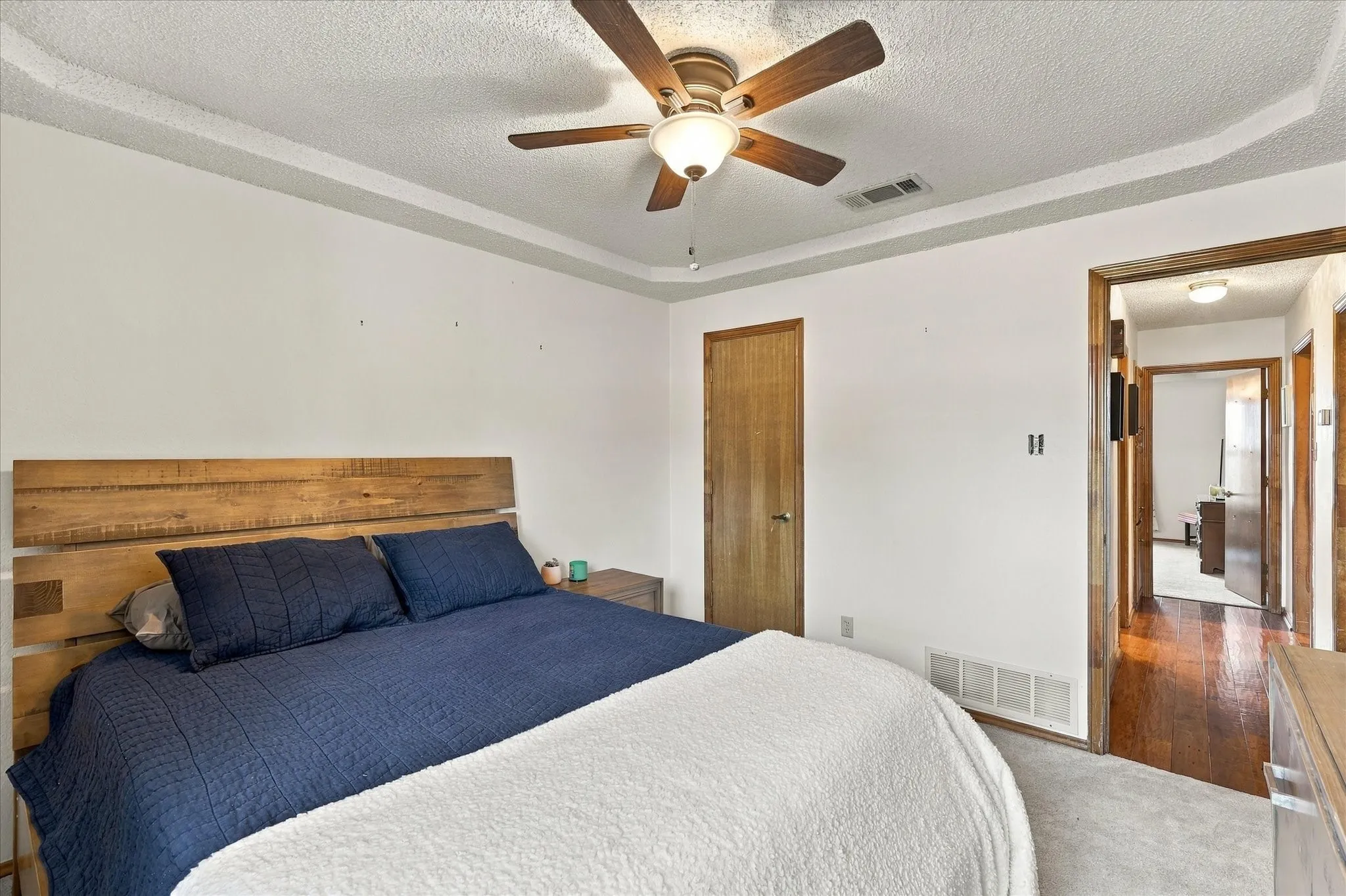 Single Family Residence For Sale in Tarrant County , 932 Clear View, Bedford, Texas 76021, 4 Bedroom, 2 Bathroom, 2 Garage spaces, 2,184 Sqft, built in 1982, mls#21389158, Real Estate Agent in Bedford, Homes For Sale in Tarrant county, Homes For Sale in Bedford, Realtor in Bedford Texas, Real Estate Brokerage Independent Realty Texas, Luminita Cordes Realtor