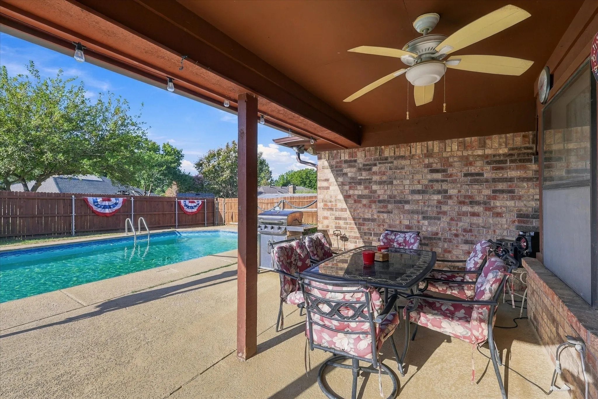 Single Family Residence For Sale in Tarrant County , 932 Clear View, Bedford, Texas 76021, 4 Bedroom, 2 Bathroom, 2 Garage spaces, 2,184 Sqft, built in 1982, mls#21389158, Real Estate Agent in Bedford, Homes For Sale in Tarrant county, Homes For Sale in Bedford, Realtor in Bedford Texas, Real Estate Brokerage Independent Realty Texas, Luminita Cordes Realtor