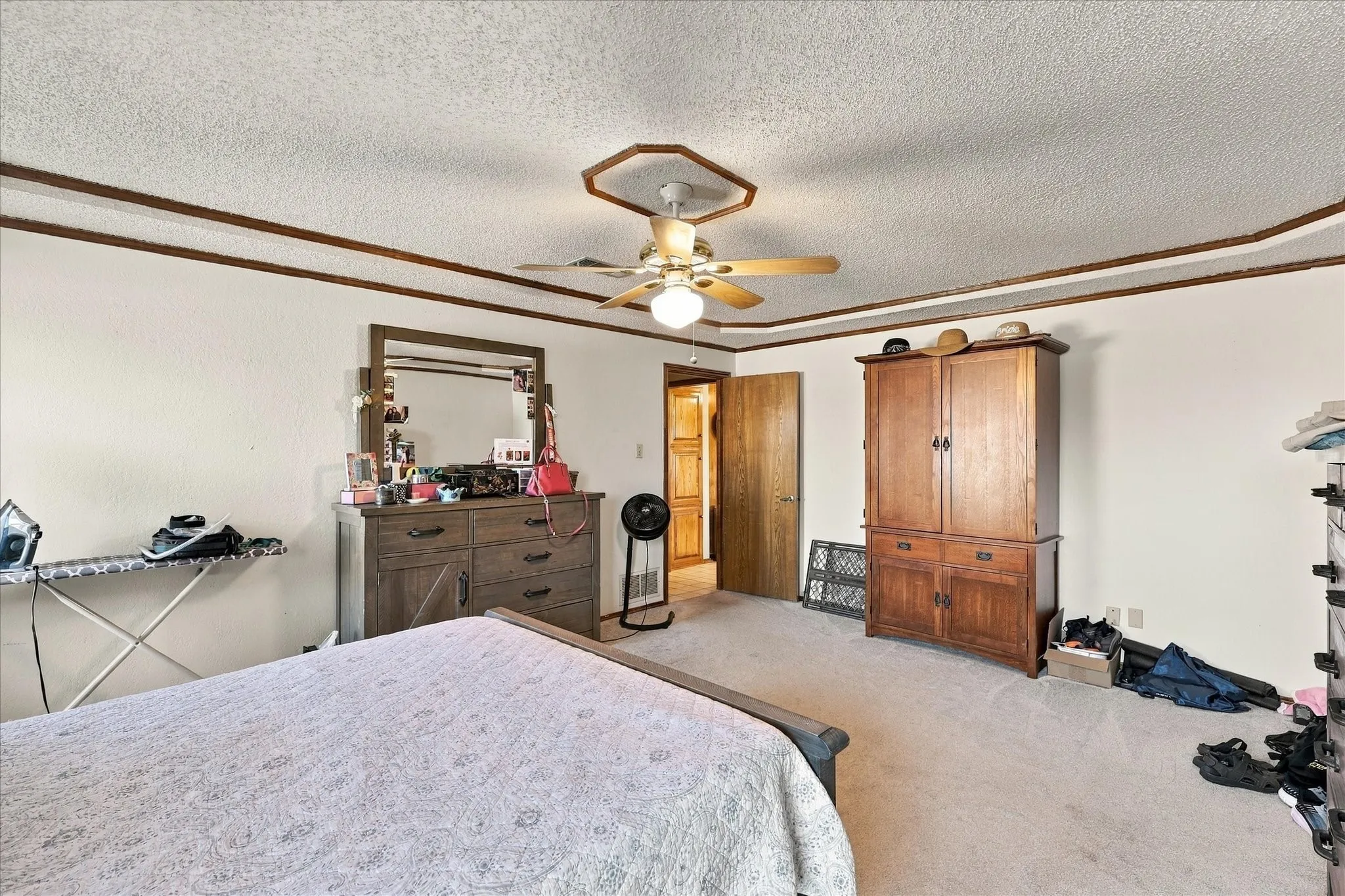 Single Family Residence For Sale in Tarrant County , 932 Clear View, Bedford, Texas 76021, 4 Bedroom, 2 Bathroom, 2 Garage spaces, 2,184 Sqft, built in 1982, mls#21389158, Real Estate Agent in Bedford, Homes For Sale in Tarrant county, Homes For Sale in Bedford, Realtor in Bedford Texas, Real Estate Brokerage Independent Realty Texas, Luminita Cordes Realtor