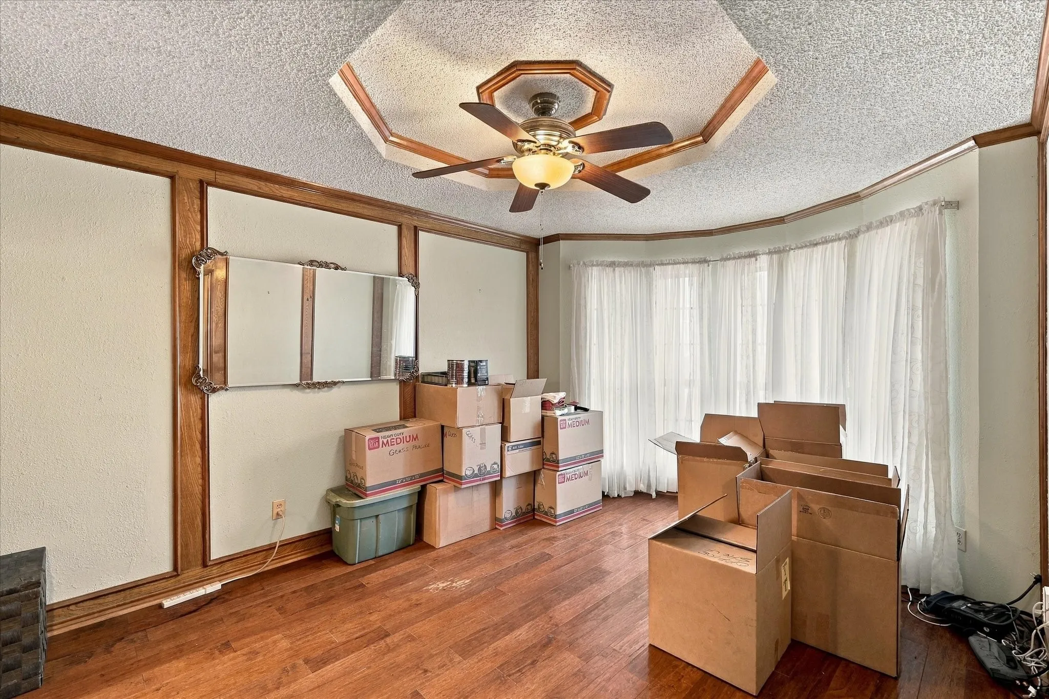 Single Family Residence For Sale in Tarrant County , 932 Clear View, Bedford, Texas 76021, 4 Bedroom, 2 Bathroom, 2 Garage spaces, 2,184 Sqft, built in 1982, mls#21389158, Real Estate Agent in Bedford, Homes For Sale in Tarrant county, Homes For Sale in Bedford, Realtor in Bedford Texas, Real Estate Brokerage Independent Realty Texas, Luminita Cordes Realtor