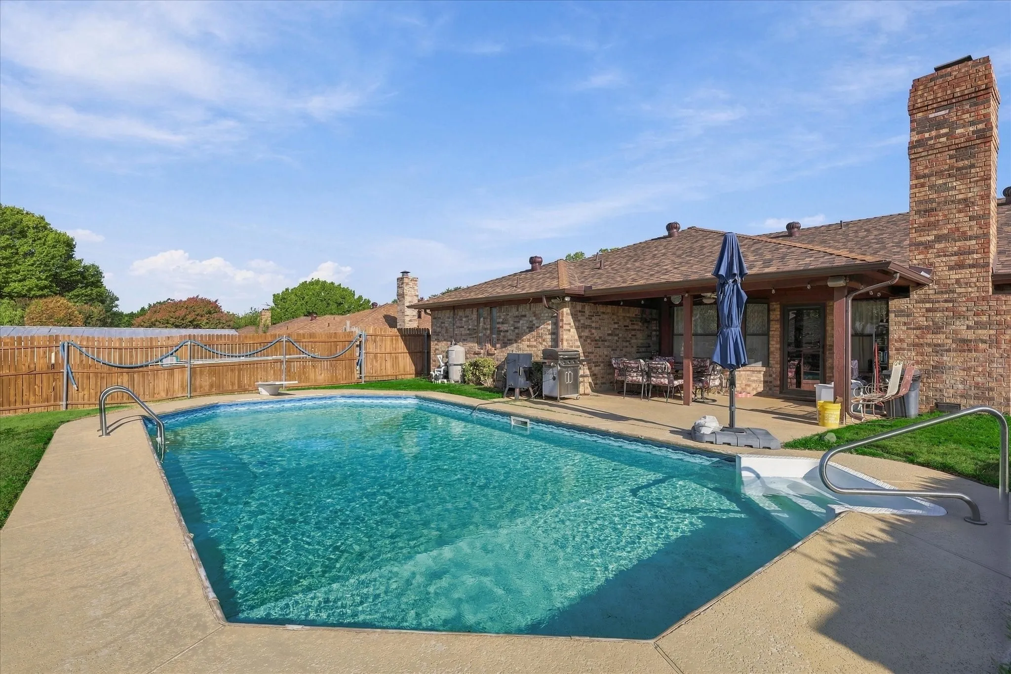 Single Family Residence For Sale in Tarrant County , 932 Clear View, Bedford, Texas 76021, 4 Bedroom, 2 Bathroom, 2 Garage spaces, 2,184 Sqft, built in 1982, mls#21389158, Real Estate Agent in Bedford, Homes For Sale in Tarrant county, Homes For Sale in Bedford, Realtor in Bedford Texas, Real Estate Brokerage Independent Realty Texas, Luminita Cordes Realtor