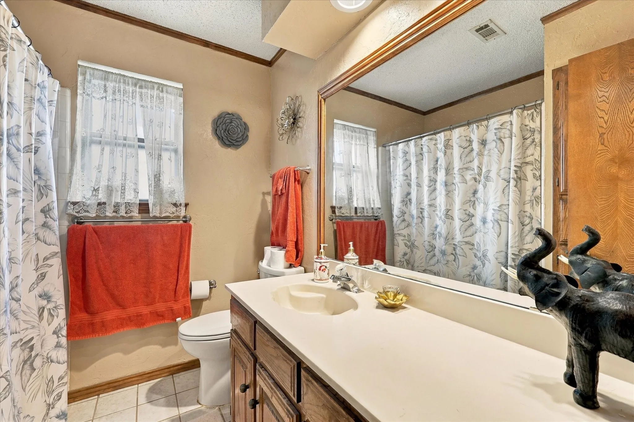 Single Family Residence For Sale in Tarrant County , 932 Clear View, Bedford, Texas 76021, 4 Bedroom, 2 Bathroom, 2 Garage spaces, 2,184 Sqft, built in 1982, mls#21389158, Real Estate Agent in Bedford, Homes For Sale in Tarrant county, Homes For Sale in Bedford, Realtor in Bedford Texas, Real Estate Brokerage Independent Realty Texas, Luminita Cordes Realtor