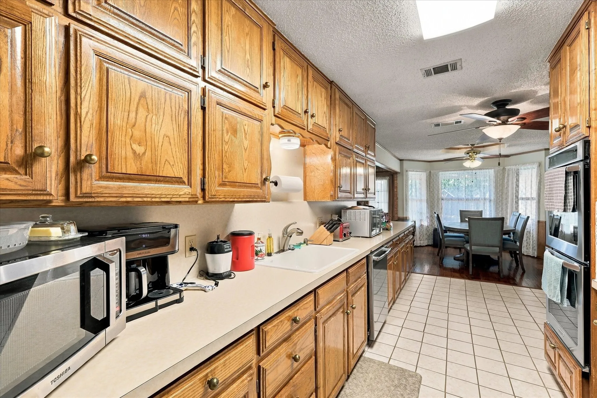 Single Family Residence For Sale in Tarrant County , 932 Clear View, Bedford, Texas 76021, 4 Bedroom, 2 Bathroom, 2 Garage spaces, 2,184 Sqft, built in 1982, mls#21389158, Real Estate Agent in Bedford, Homes For Sale in Tarrant county, Homes For Sale in Bedford, Realtor in Bedford Texas, Real Estate Brokerage Independent Realty Texas, Luminita Cordes Realtor