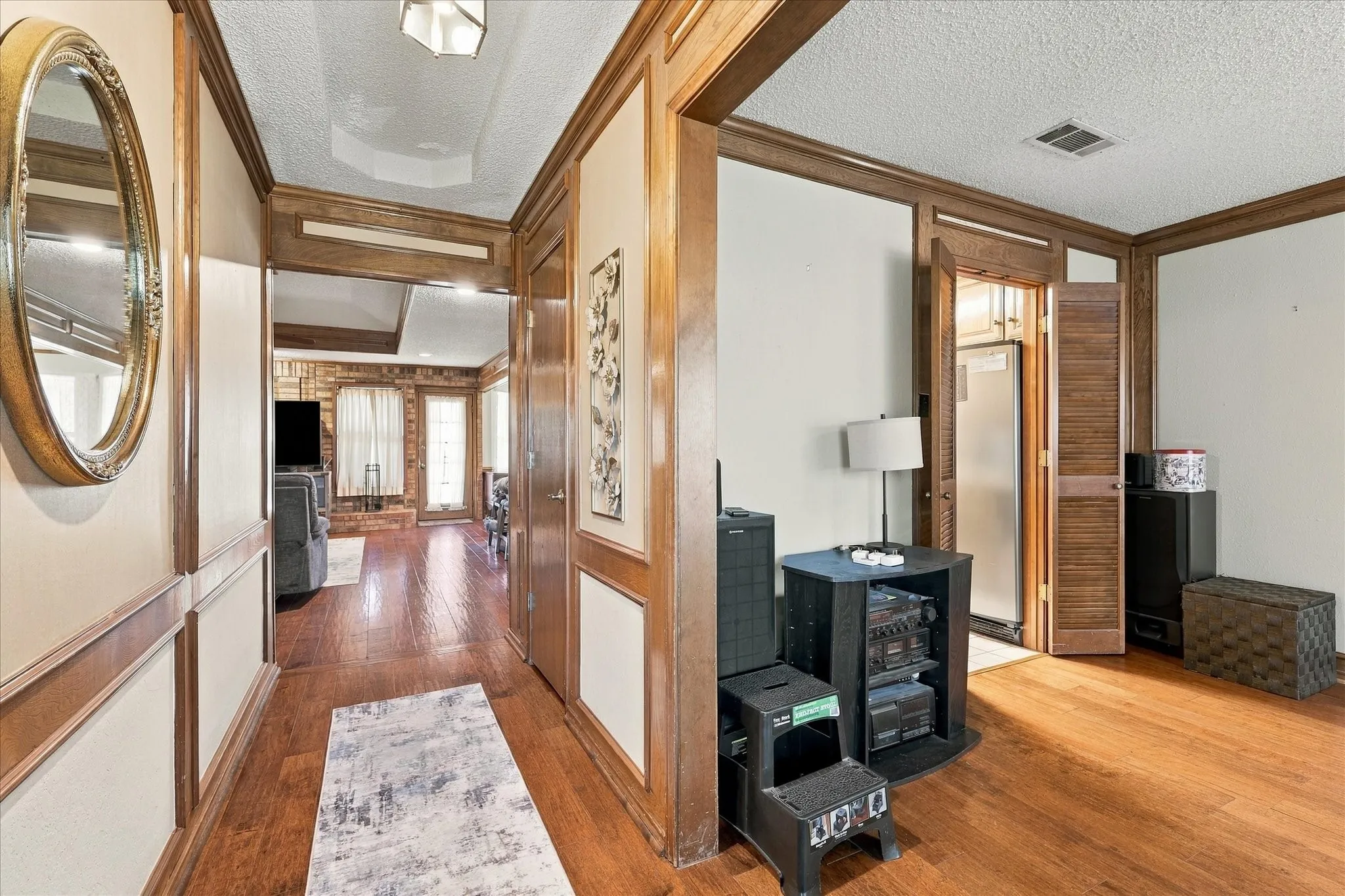 Single Family Residence For Sale in Tarrant County , 932 Clear View, Bedford, Texas 76021, 4 Bedroom, 2 Bathroom, 2 Garage spaces, 2,184 Sqft, built in 1982, mls#21389158, Real Estate Agent in Bedford, Homes For Sale in Tarrant county, Homes For Sale in Bedford, Realtor in Bedford Texas, Real Estate Brokerage Independent Realty Texas, Luminita Cordes Realtor