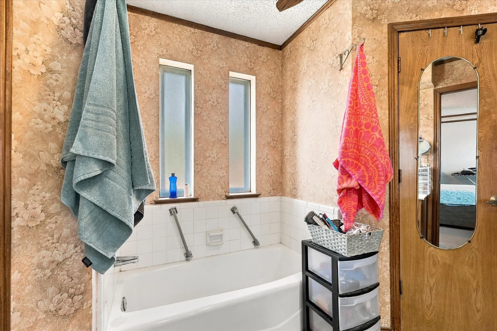 Single Family Residence For Sale in Tarrant County , 932 Clear View, Bedford, Texas 76021, 4 Bedroom, 2 Bathroom, 2 Garage spaces, 2,184 Sqft, built in 1982, mls#21389158, Real Estate Agent in Bedford, Homes For Sale in Tarrant county, Homes For Sale in Bedford, Realtor in Bedford Texas, Real Estate Brokerage Independent Realty Texas, Luminita Cordes Realtor