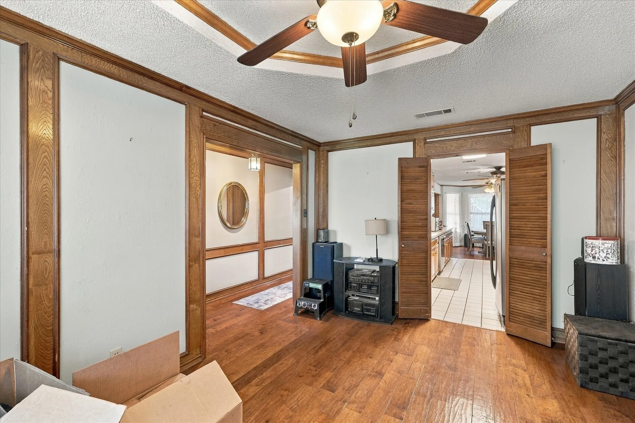 Single Family Residence For Sale in Tarrant County , 932 Clear View, Bedford, Texas 76021, 4 Bedroom, 2 Bathroom, 2 Garage spaces, 2,184 Sqft, built in 1982, mls#21389158, Real Estate Agent in Bedford, Homes For Sale in Tarrant county, Homes For Sale in Bedford, Realtor in Bedford Texas, Real Estate Brokerage Independent Realty Texas, Luminita Cordes Realtor