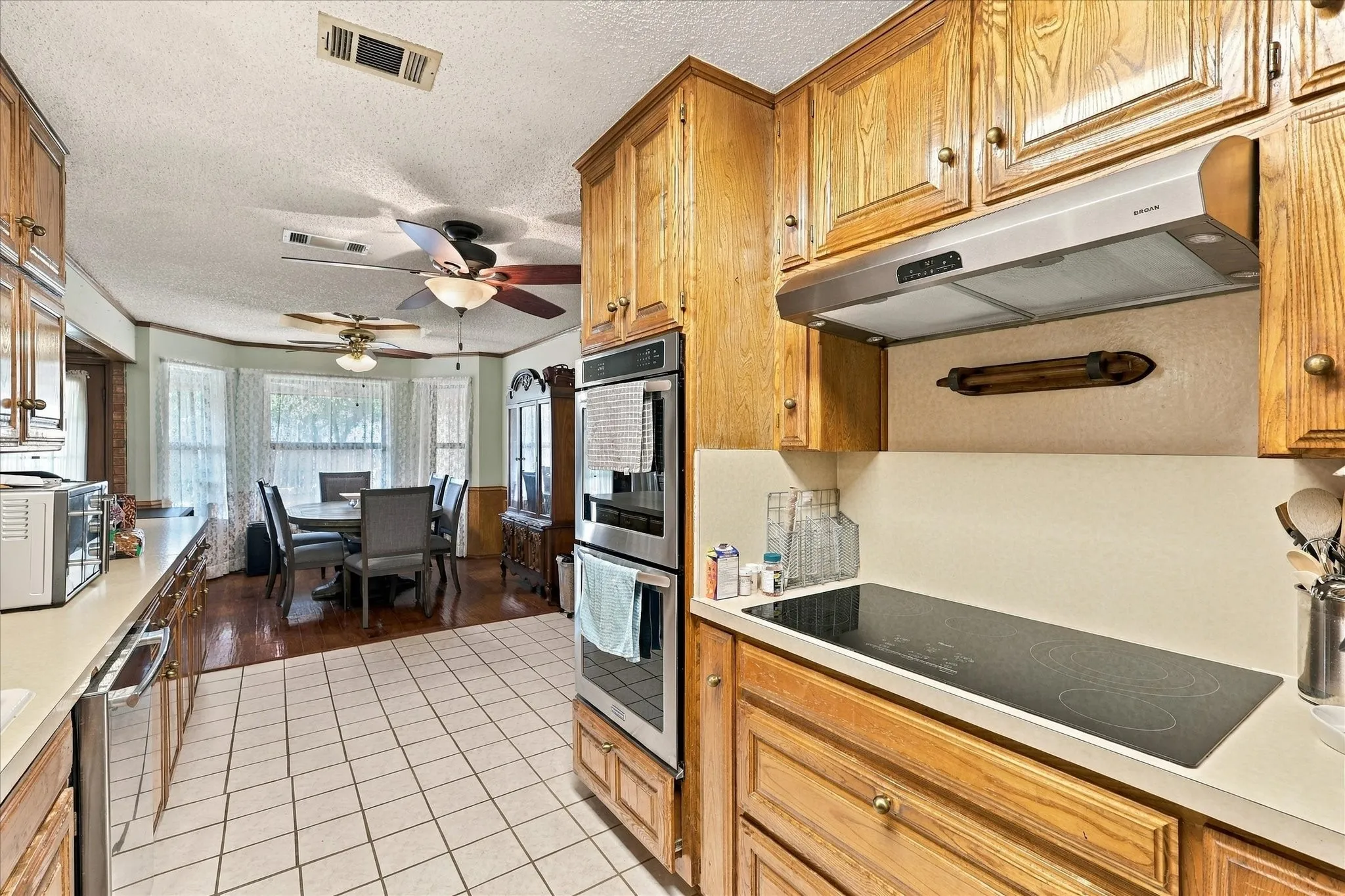 Single Family Residence For Sale in Tarrant County , 932 Clear View, Bedford, Texas 76021, 4 Bedroom, 2 Bathroom, 2 Garage spaces, 2,184 Sqft, built in 1982, mls#21389158, Real Estate Agent in Bedford, Homes For Sale in Tarrant county, Homes For Sale in Bedford, Realtor in Bedford Texas, Real Estate Brokerage Independent Realty Texas, Luminita Cordes Realtor