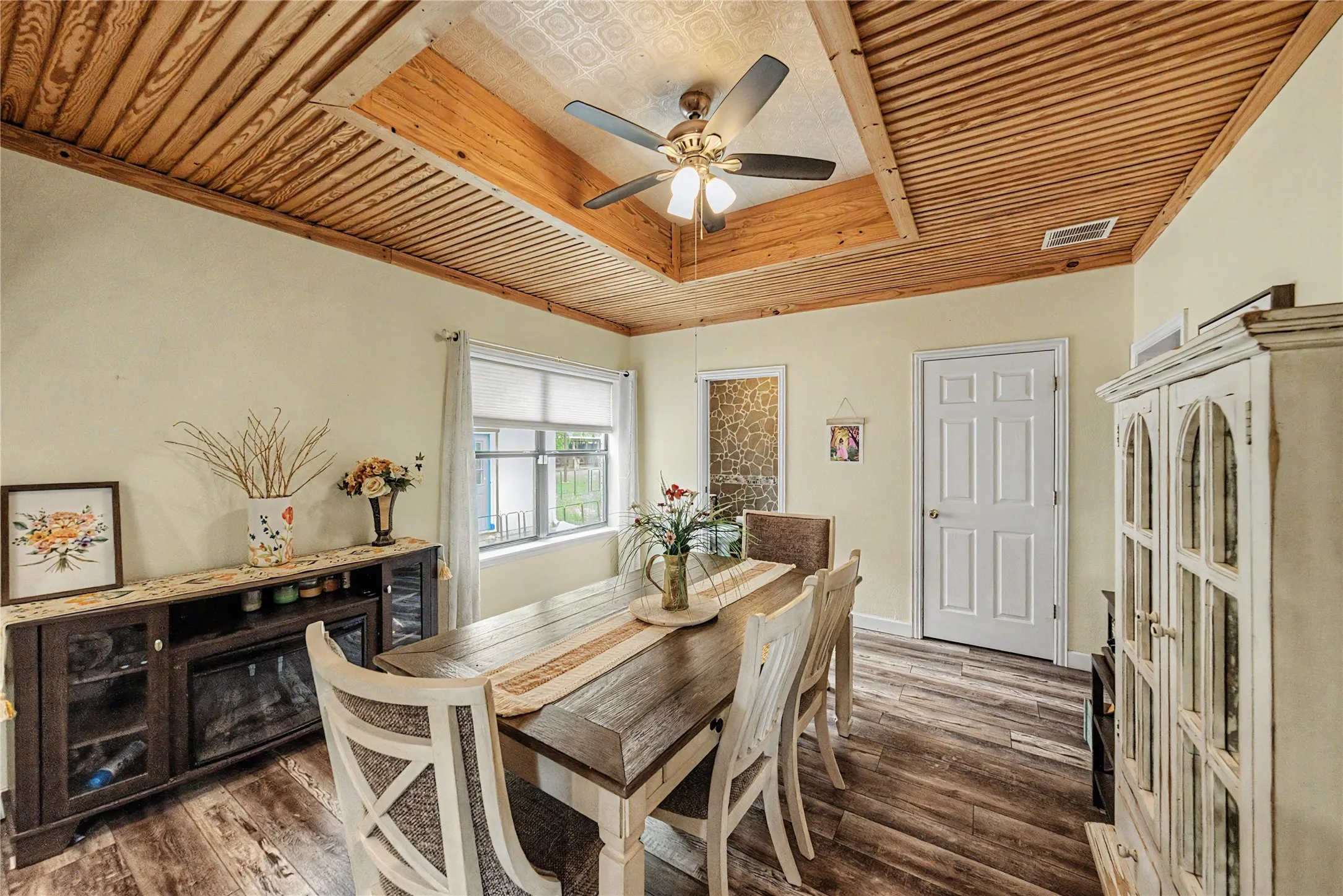Single Family Residence For Sale in Denton County , 2313 Hickory Creek Road, Denton, Texas 76210, 4 Bedroom, 4 Bathroom, 2 Garage spaces, 4,134 Sqft, built in 1967, mls#21387290, Real Estate Agent in Denton, Homes For Sale in Denton county, Homes For Sale in Denton, Realtor in Denton Texas, Real Estate Brokerage Independent Realty Texas, Luminita Cordes Realtor