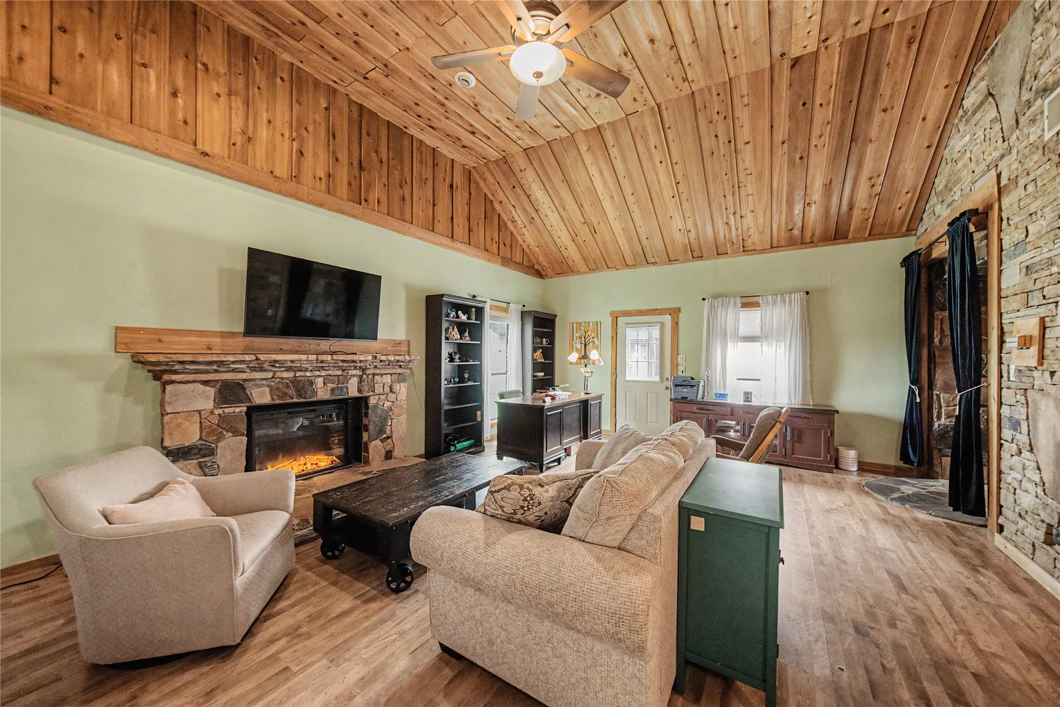 Single Family Residence For Sale in Denton County , 2313 Hickory Creek Road, Denton, Texas 76210, 4 Bedroom, 4 Bathroom, 2 Garage spaces, 4,134 Sqft, built in 1967, mls#21387290, Real Estate Agent in Denton, Homes For Sale in Denton county, Homes For Sale in Denton, Realtor in Denton Texas, Real Estate Brokerage Independent Realty Texas, Luminita Cordes Realtor