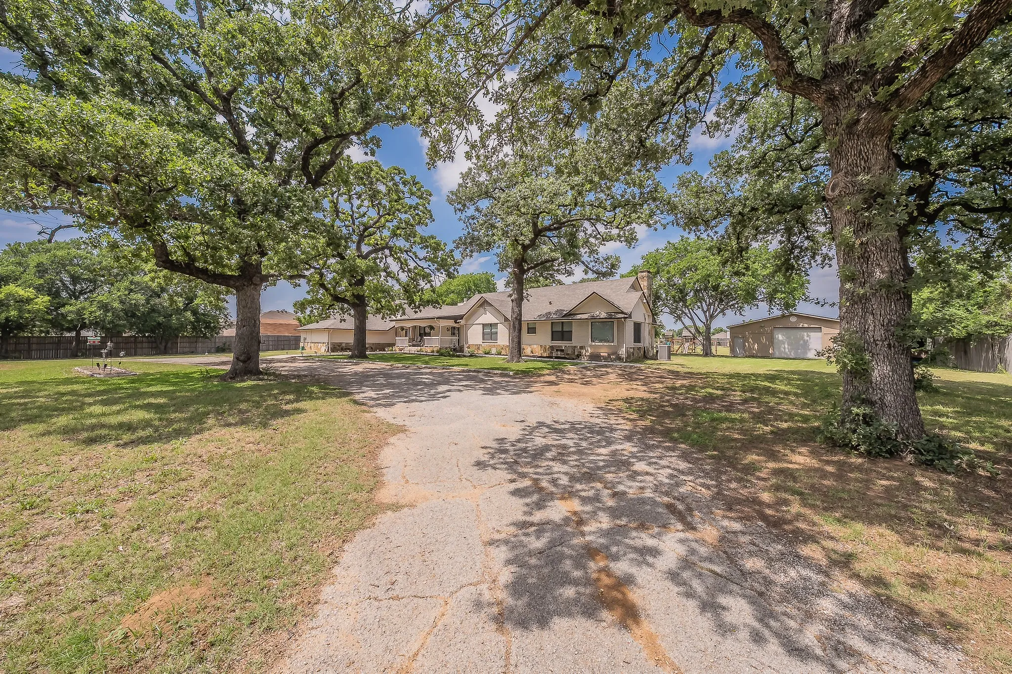 Single Family Residence For Sale in Denton County , 2313 Hickory Creek Road, Denton, Texas 76210, 4 Bedroom, 4 Bathroom, 2 Garage spaces, 4,134 Sqft, built in 1967, mls#21387290, Real Estate Agent in Denton, Homes For Sale in Denton county, Homes For Sale in Denton, Realtor in Denton Texas, Real Estate Brokerage Independent Realty Texas, Luminita Cordes Realtor
