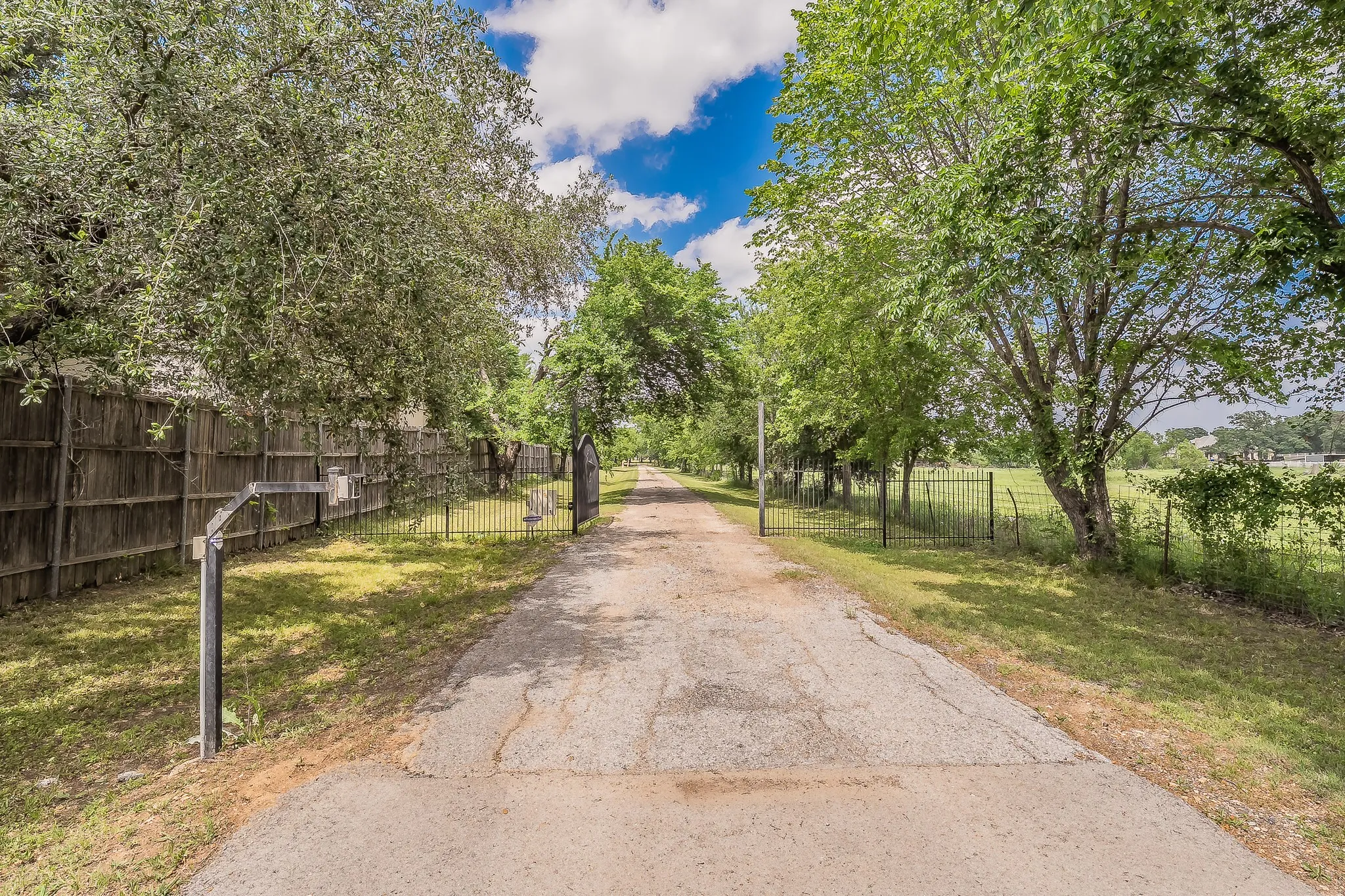 Single Family Residence For Sale in Denton County , 2313 Hickory Creek Road, Denton, Texas 76210, 4 Bedroom, 4 Bathroom, 2 Garage spaces, 4,134 Sqft, built in 1967, mls#21387290, Real Estate Agent in Denton, Homes For Sale in Denton county, Homes For Sale in Denton, Realtor in Denton Texas, Real Estate Brokerage Independent Realty Texas, Luminita Cordes Realtor
