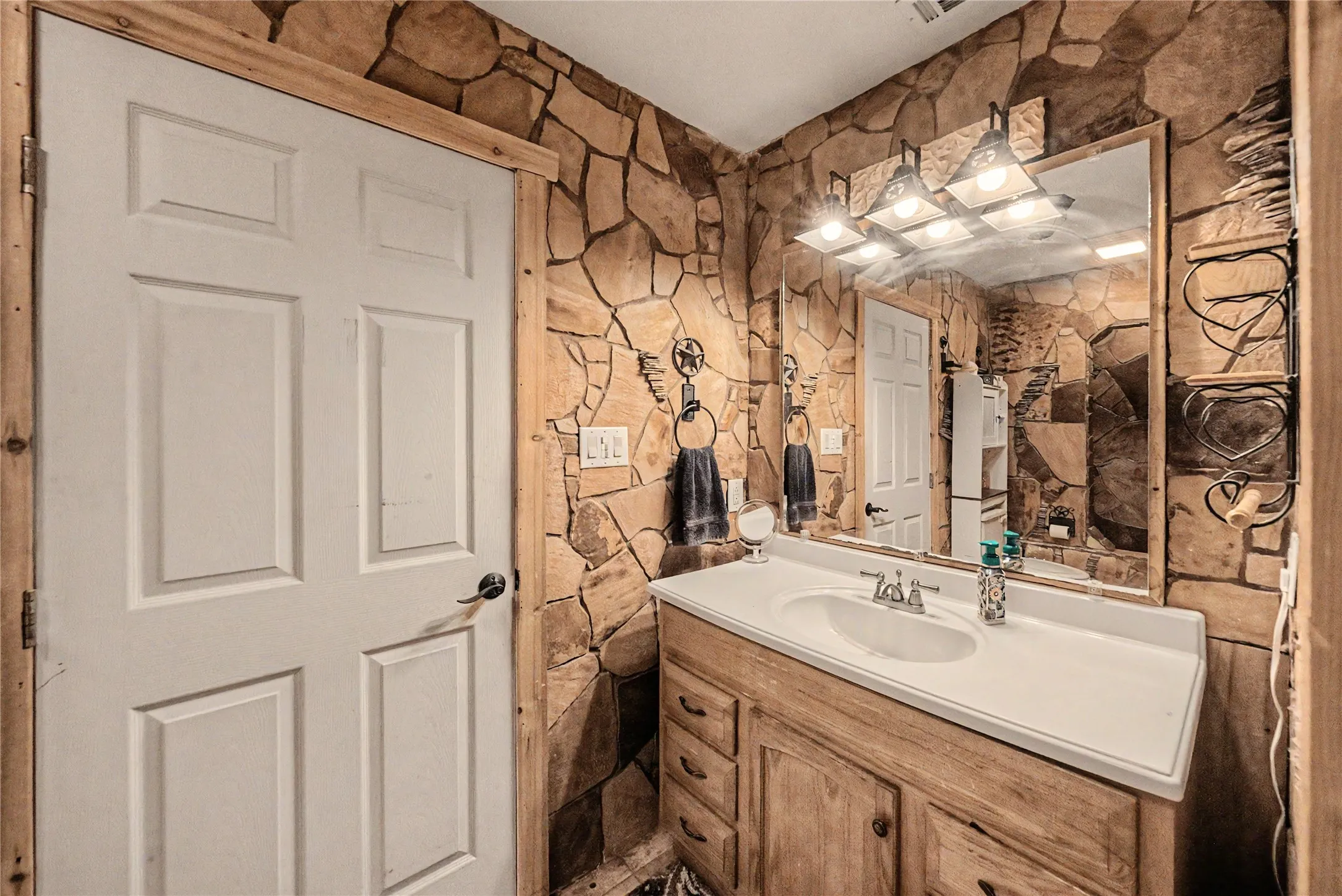 Single Family Residence For Sale in Denton County , 2313 Hickory Creek Road, Denton, Texas 76210, 4 Bedroom, 4 Bathroom, 2 Garage spaces, 4,134 Sqft, built in 1967, mls#21387290, Real Estate Agent in Denton, Homes For Sale in Denton county, Homes For Sale in Denton, Realtor in Denton Texas, Real Estate Brokerage Independent Realty Texas, Luminita Cordes Realtor