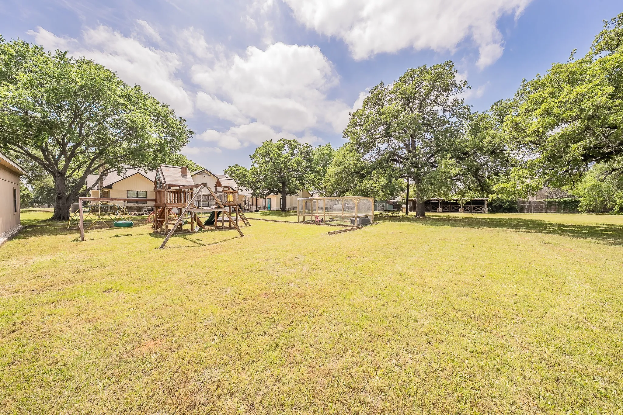Single Family Residence For Sale in Denton County , 2313 Hickory Creek Road, Denton, Texas 76210, 4 Bedroom, 4 Bathroom, 2 Garage spaces, 4,134 Sqft, built in 1967, mls#21387290, Real Estate Agent in Denton, Homes For Sale in Denton county, Homes For Sale in Denton, Realtor in Denton Texas, Real Estate Brokerage Independent Realty Texas, Luminita Cordes Realtor
